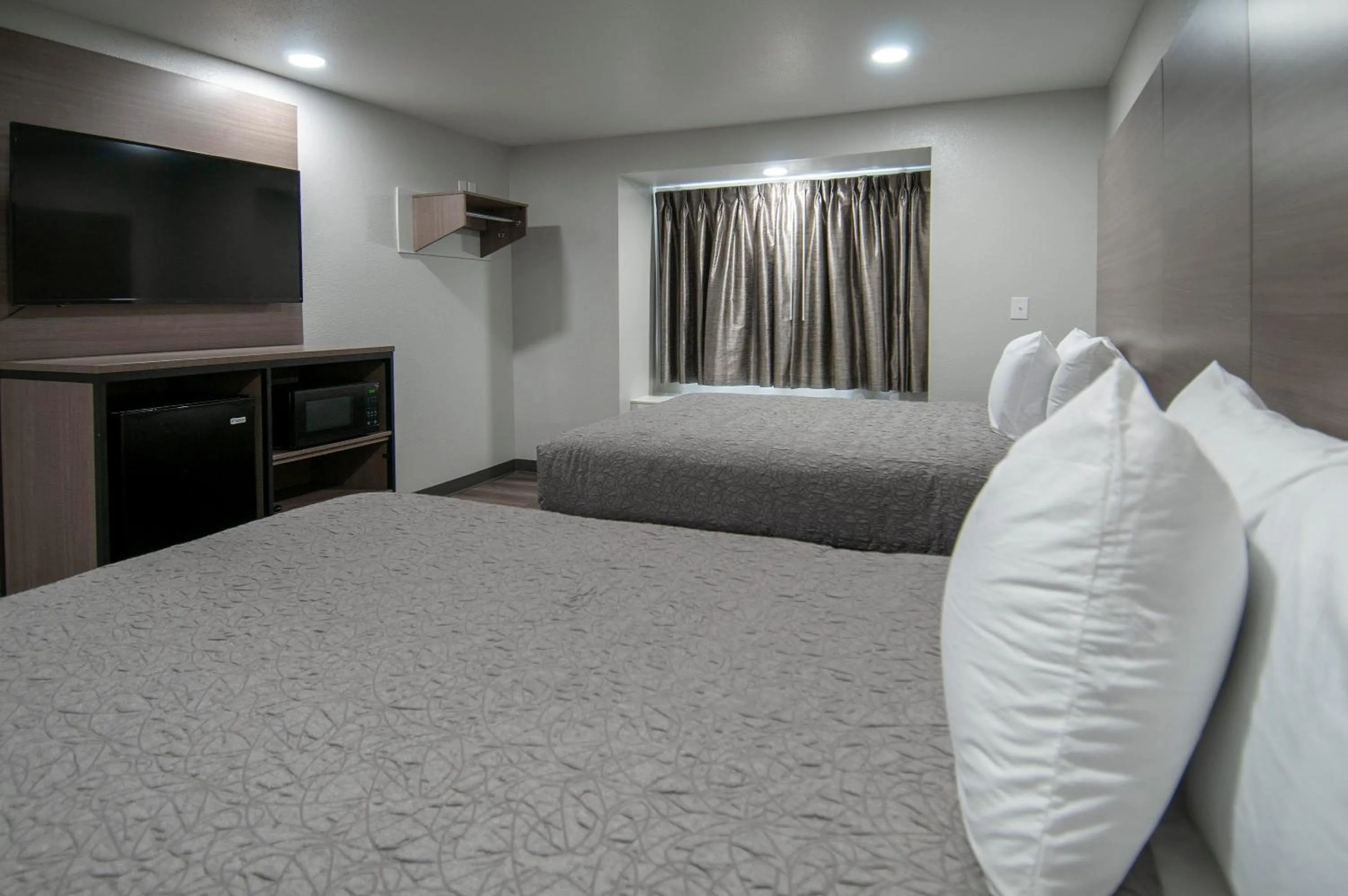 Standard Queen Suite in Americas Best Value Inn and Suites Lake Charles