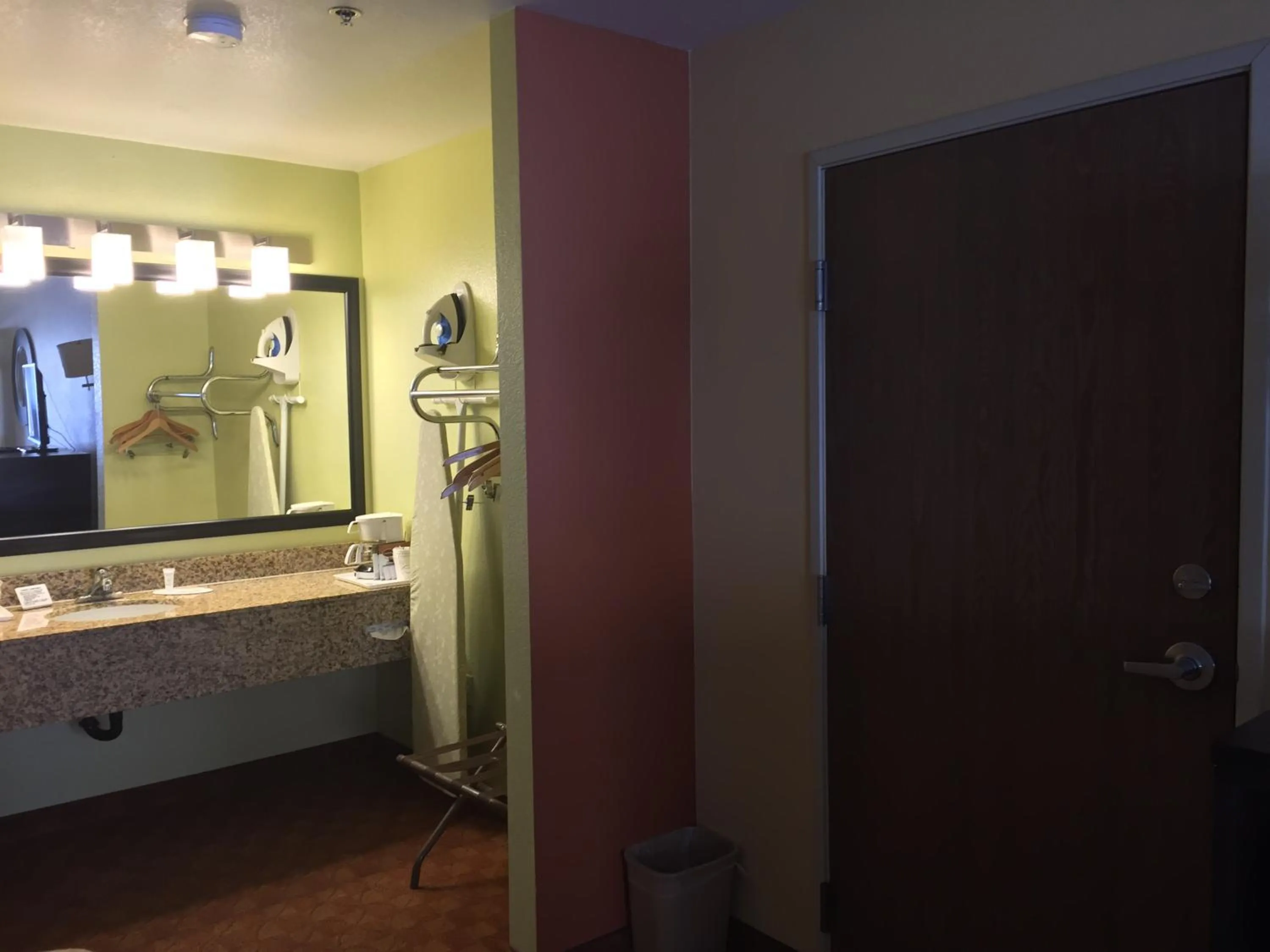 Deluxe Queen Room - Disability Access/Non-Smoking in Days Inn by Wyndham Globe