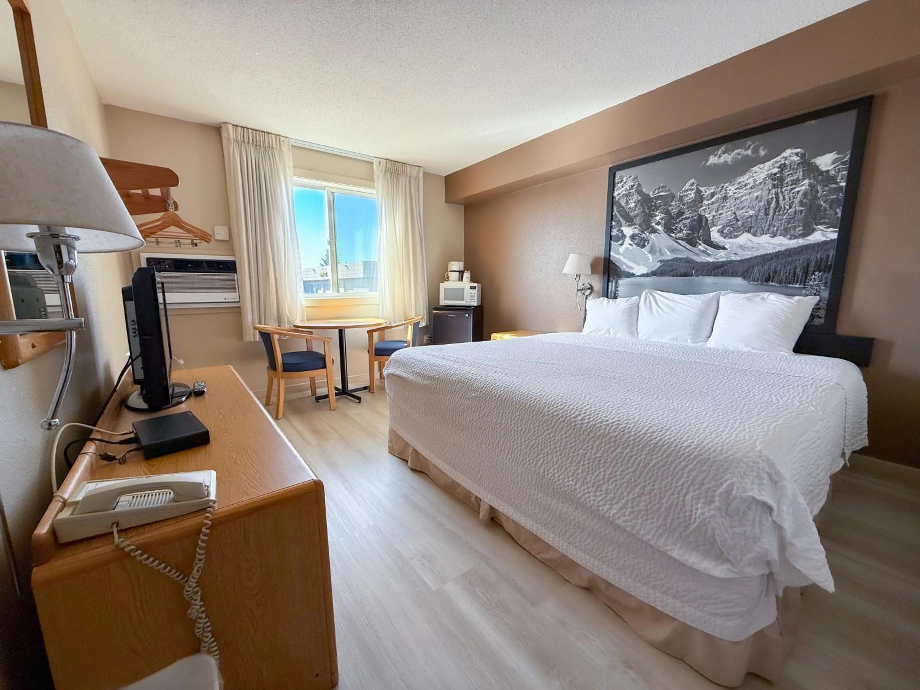 Queen Room - Mobility Access/Non-Smoking in Super 8 by Wyndham Medicine Hat AB