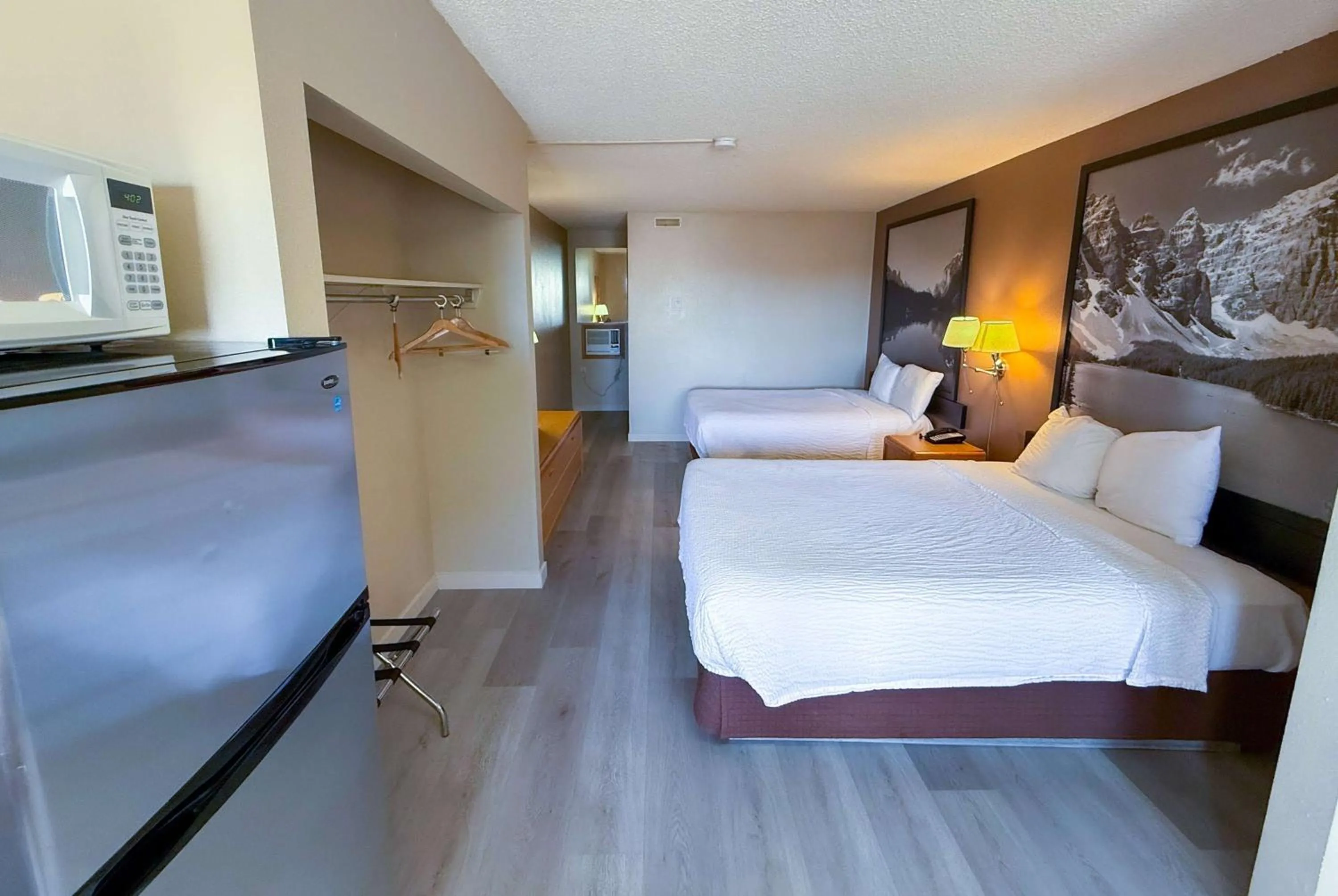 Deluxe Queen Studio - Non-Smoking in Super 8 by Wyndham Medicine Hat AB