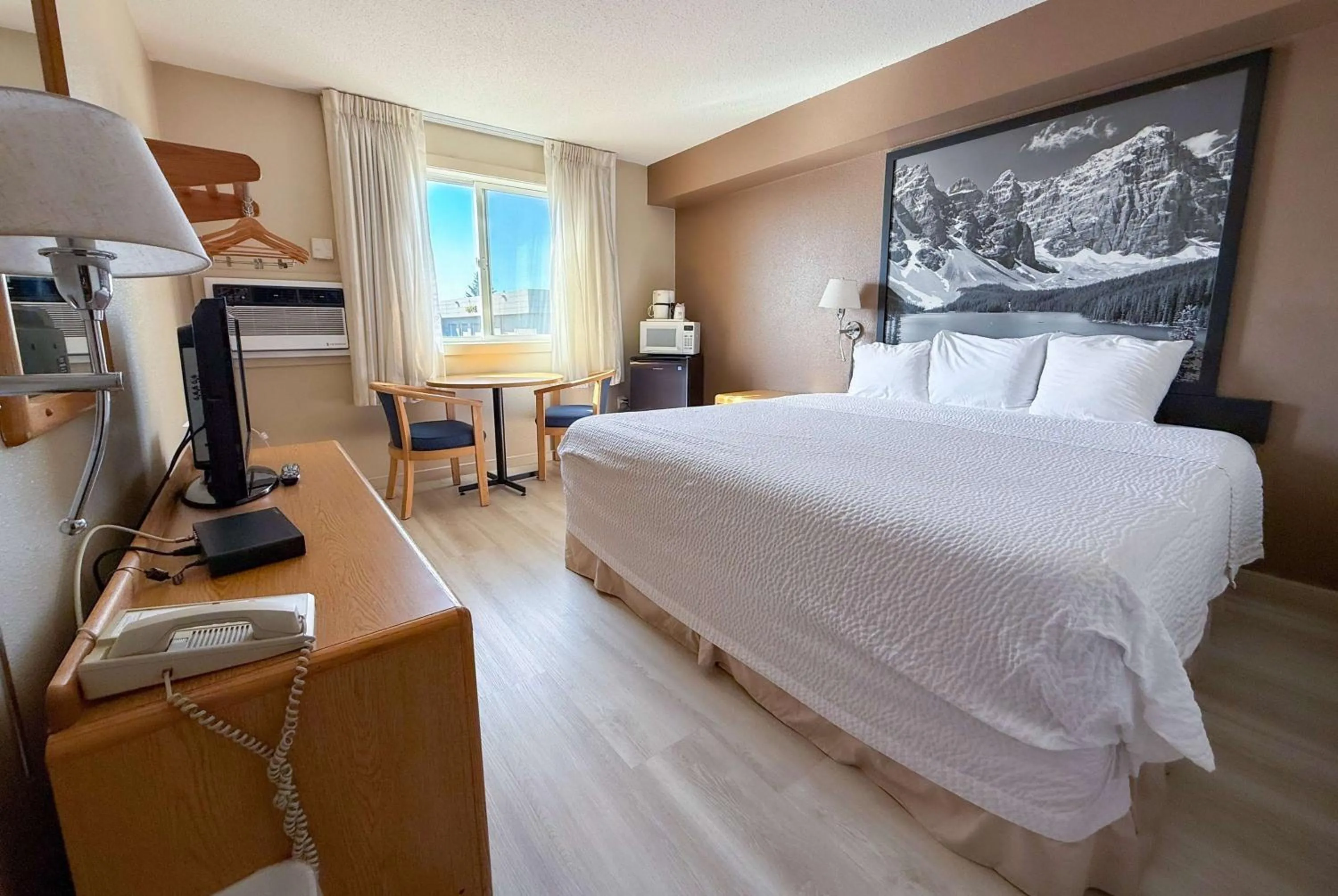 Standard King Room - Non-Smoking  in Super 8 by Wyndham Medicine Hat AB