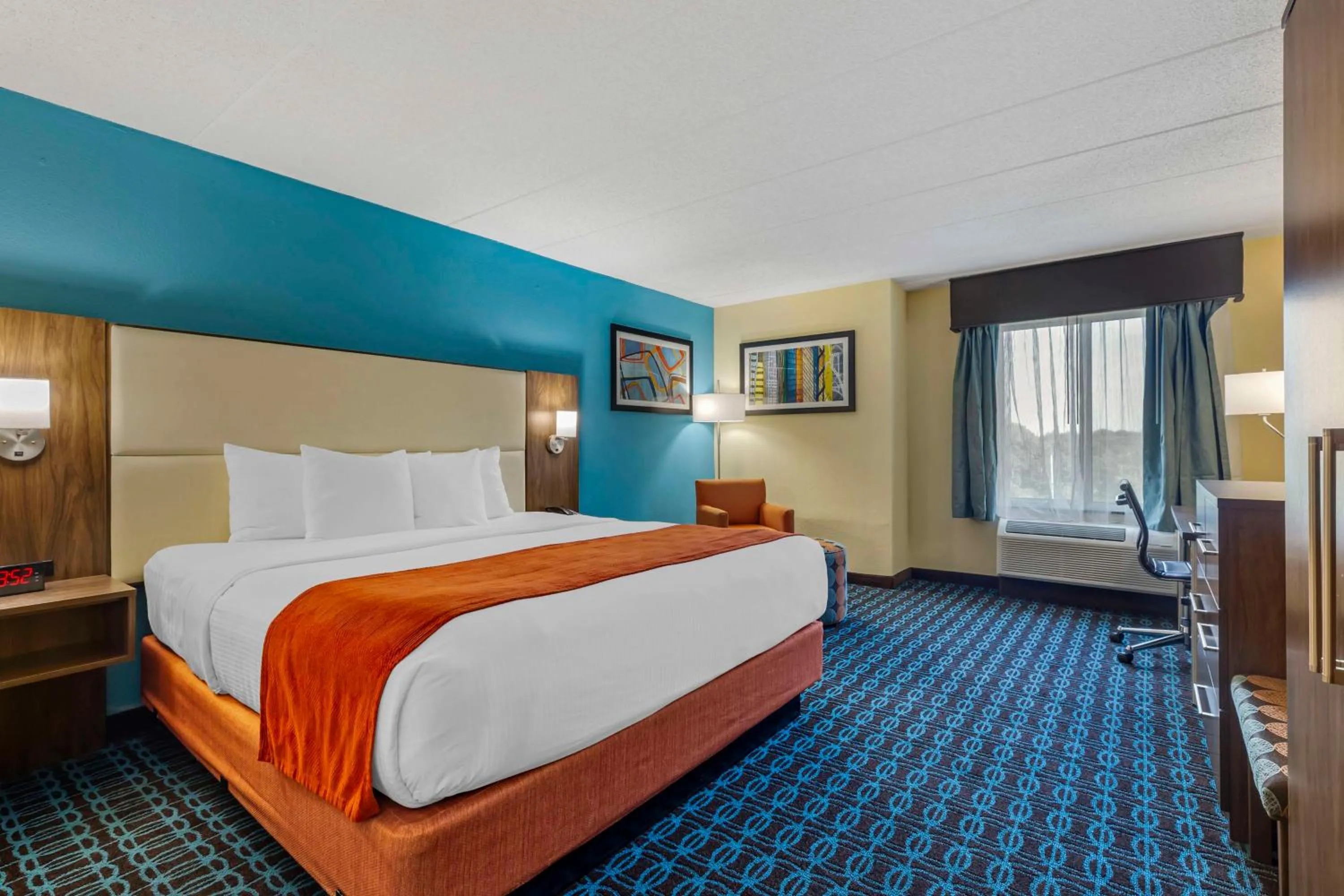 King Room with Roll-In Shower - Disability Access in Best Western Plus North Shore Hotel