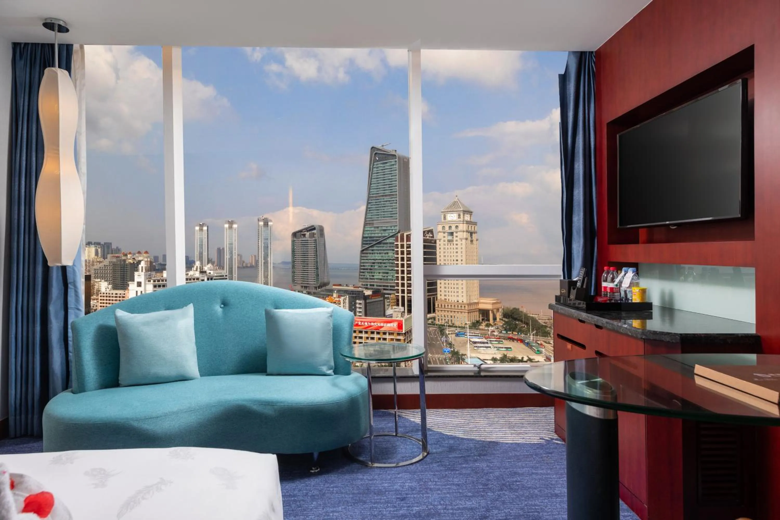 Macau Ocean View Deluxe King Bed Room (Free Welcome Fruit) - single occupancy in Zhuhai Charming Holiday Hotel - 24hours stay