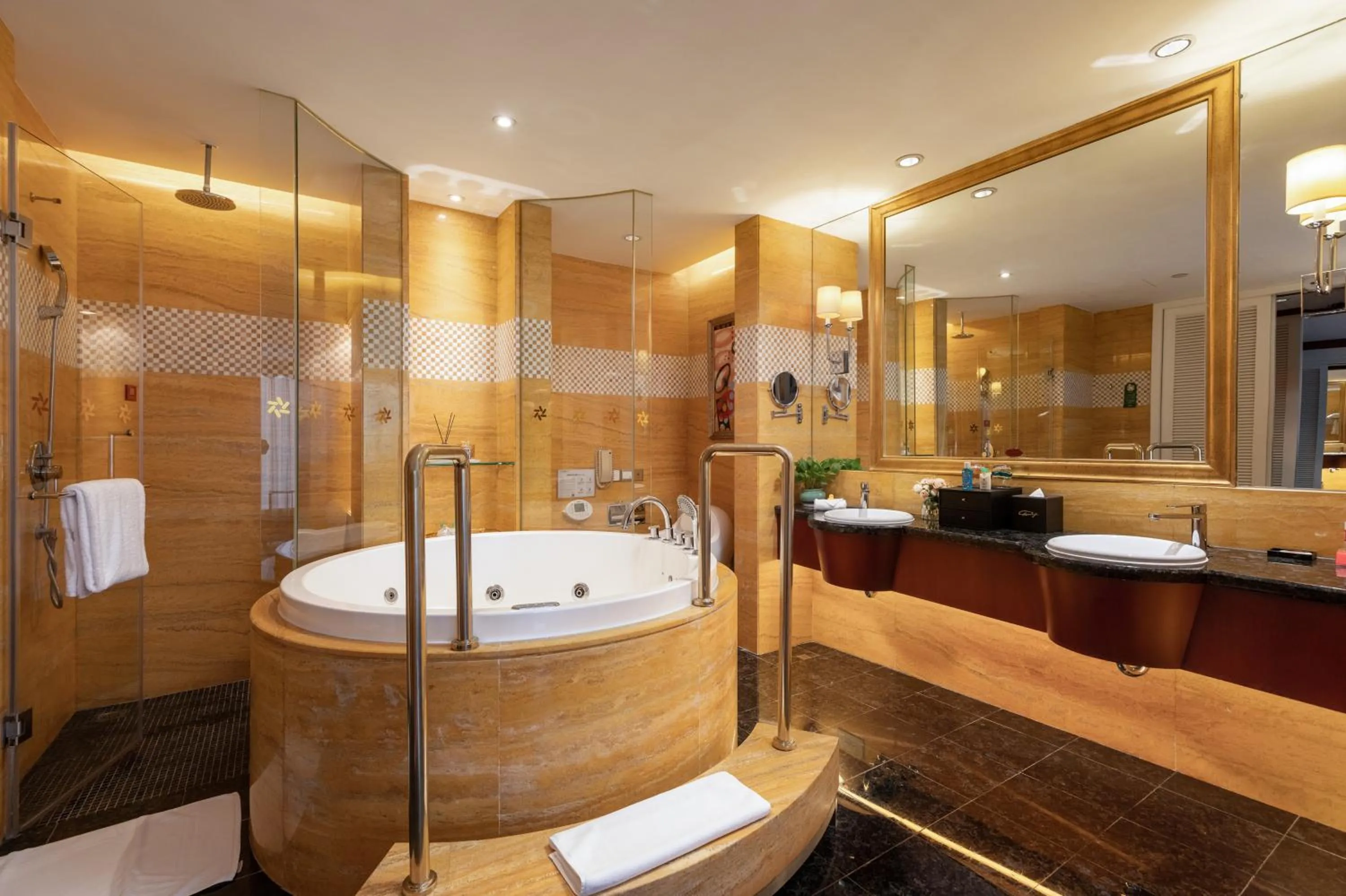 Executive Suite with View of Macau and Hong Kong-Zhuhai Macau BridgeFree Welcome Fruit) in Zhuhai Charming Holiday Hotel - 24hours stay