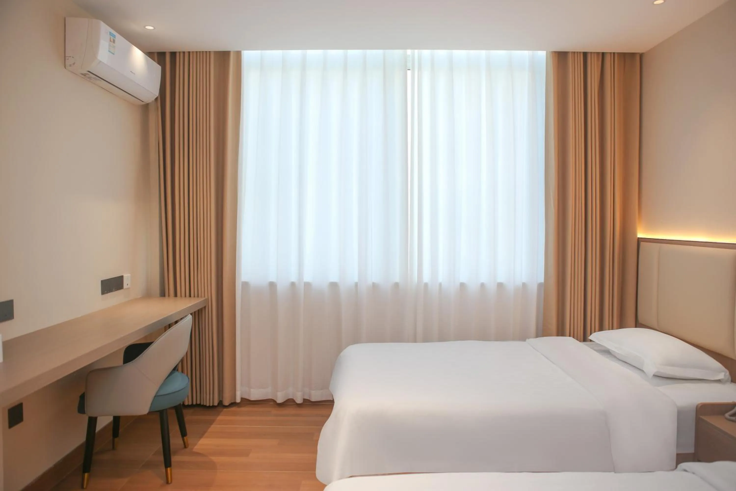 Deluxe Double Room with upgraded WIFI (all nationalities can check in) in Shenzhen Green Oasis Hotel, Baoan