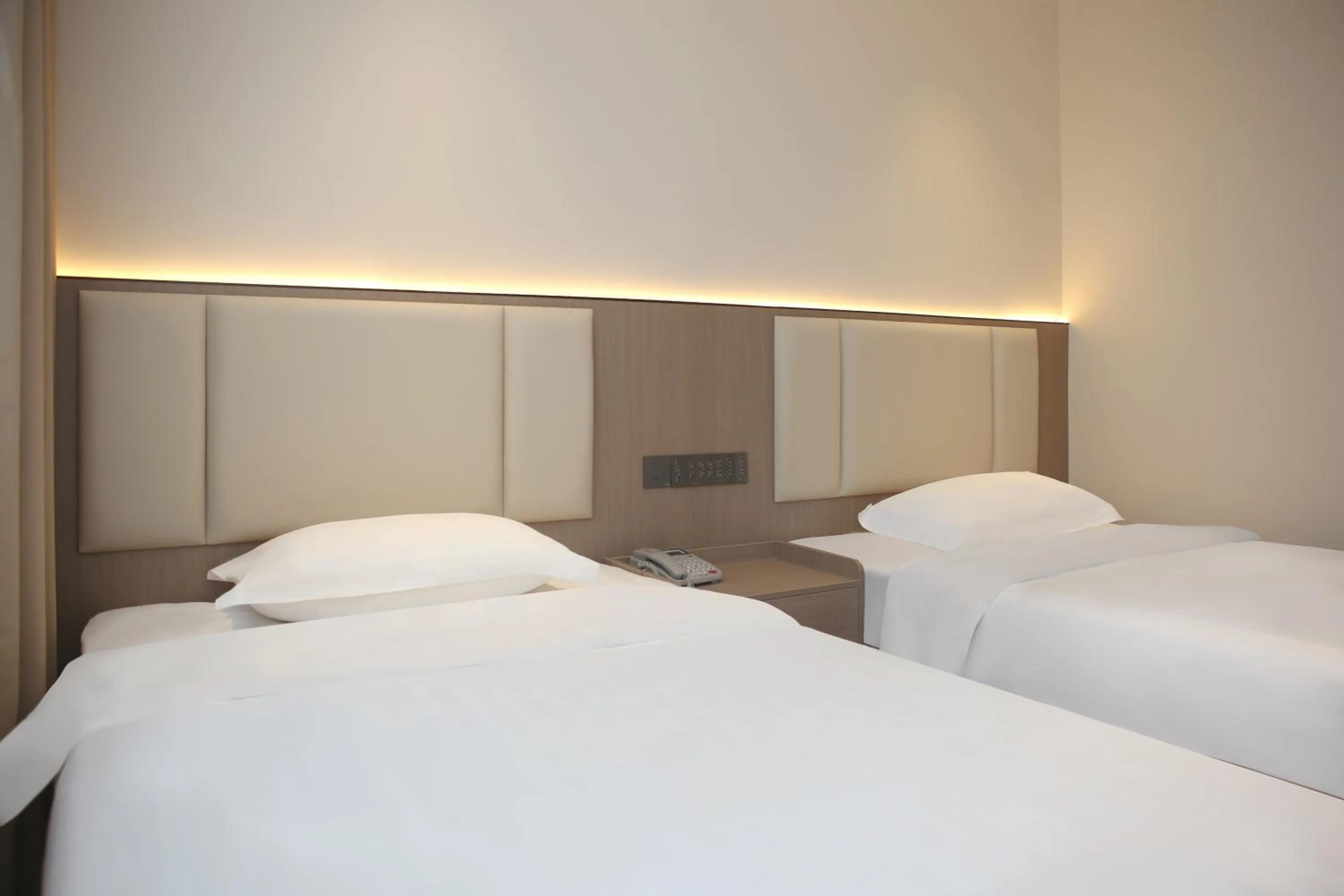 Deluxe Twin Room with upgraded WIFI (all nationalities can check in) in Shenzhen Green Oasis Hotel, Baoan