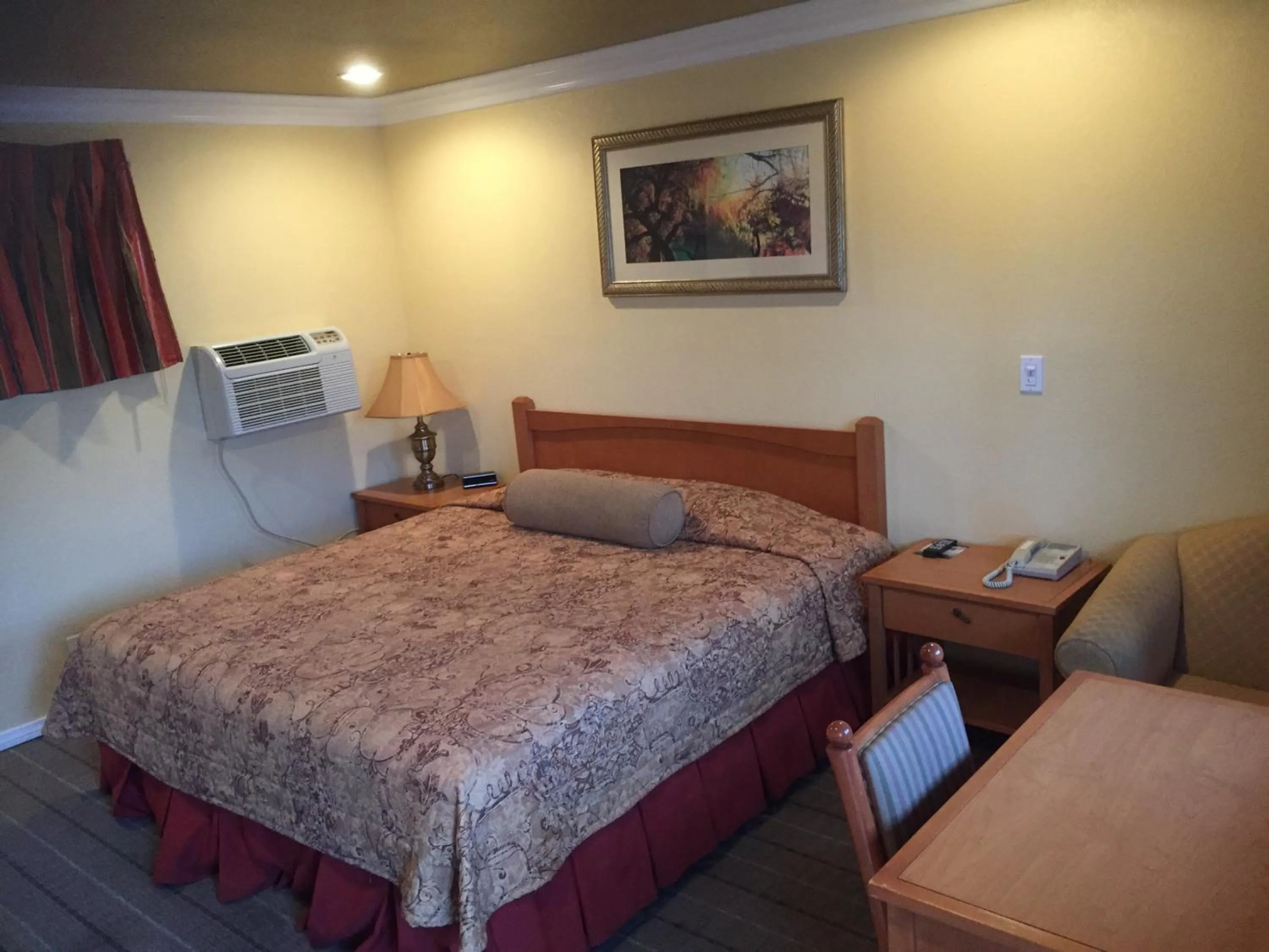 King Room in Bayshore Inn Ventura