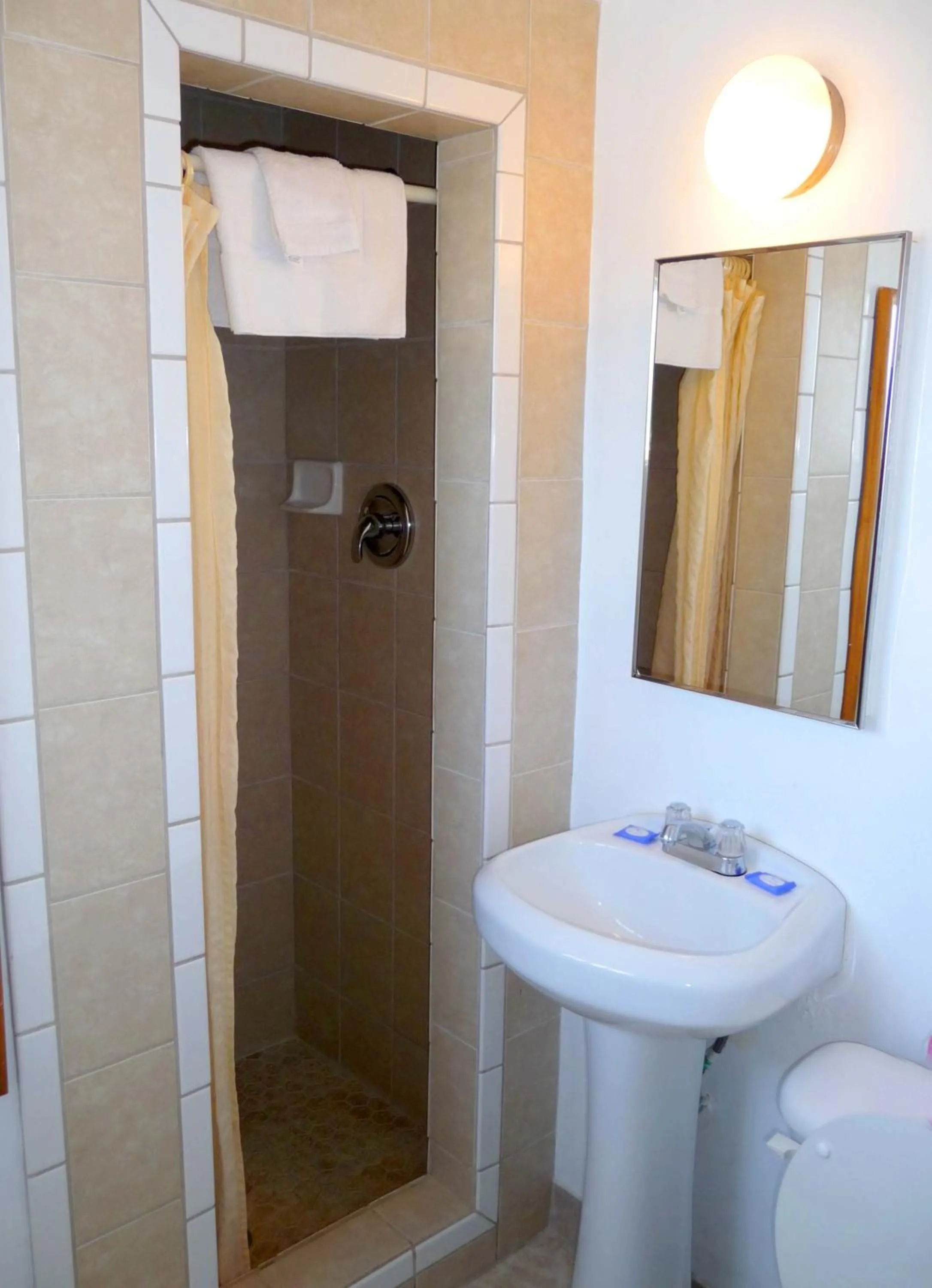 King Room with Kitchenette in Bayshore Inn Ventura