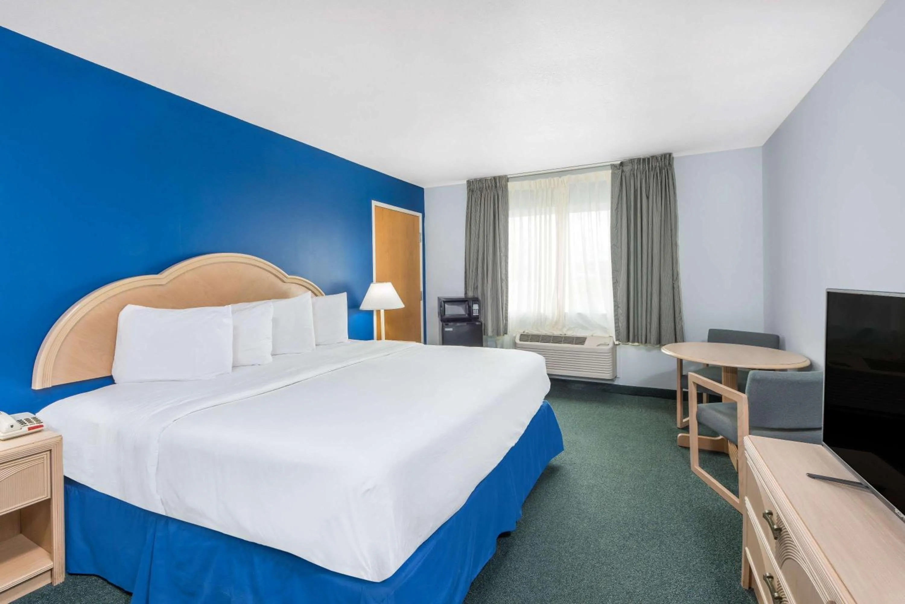 1 King Bed Accessible Room, Non-Smoking in Days Inn by Wyndham Osage Beach Lake of the Ozarks