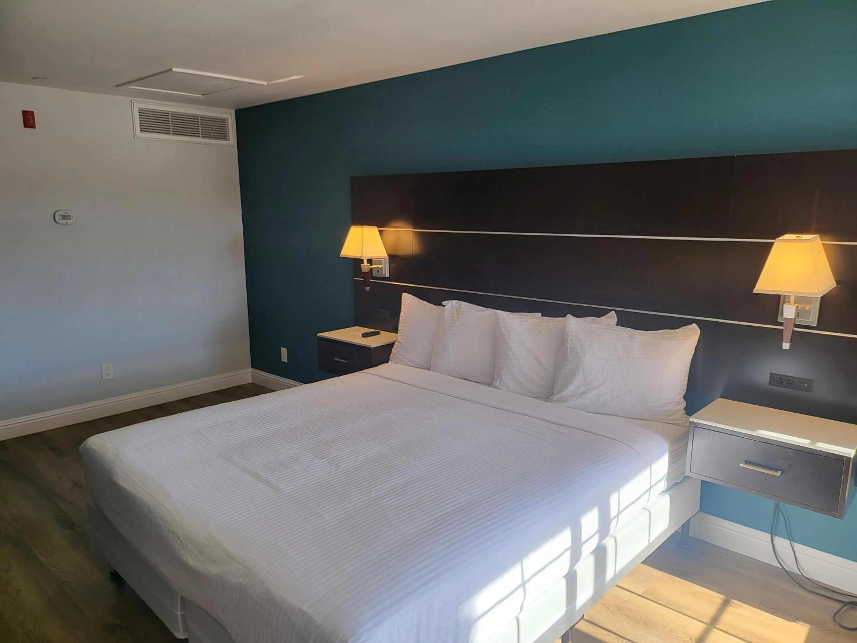 Queen Suite - single occupancy - Non-Smoking in Motel 6 Vallejo, CA - Napa Valley