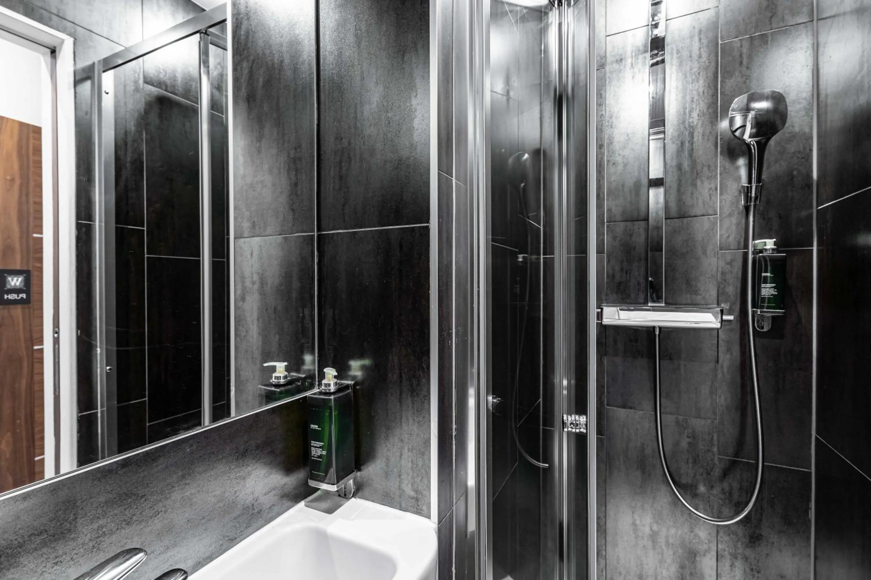 Twin Room with Private Bathroom in The W14 Kensington