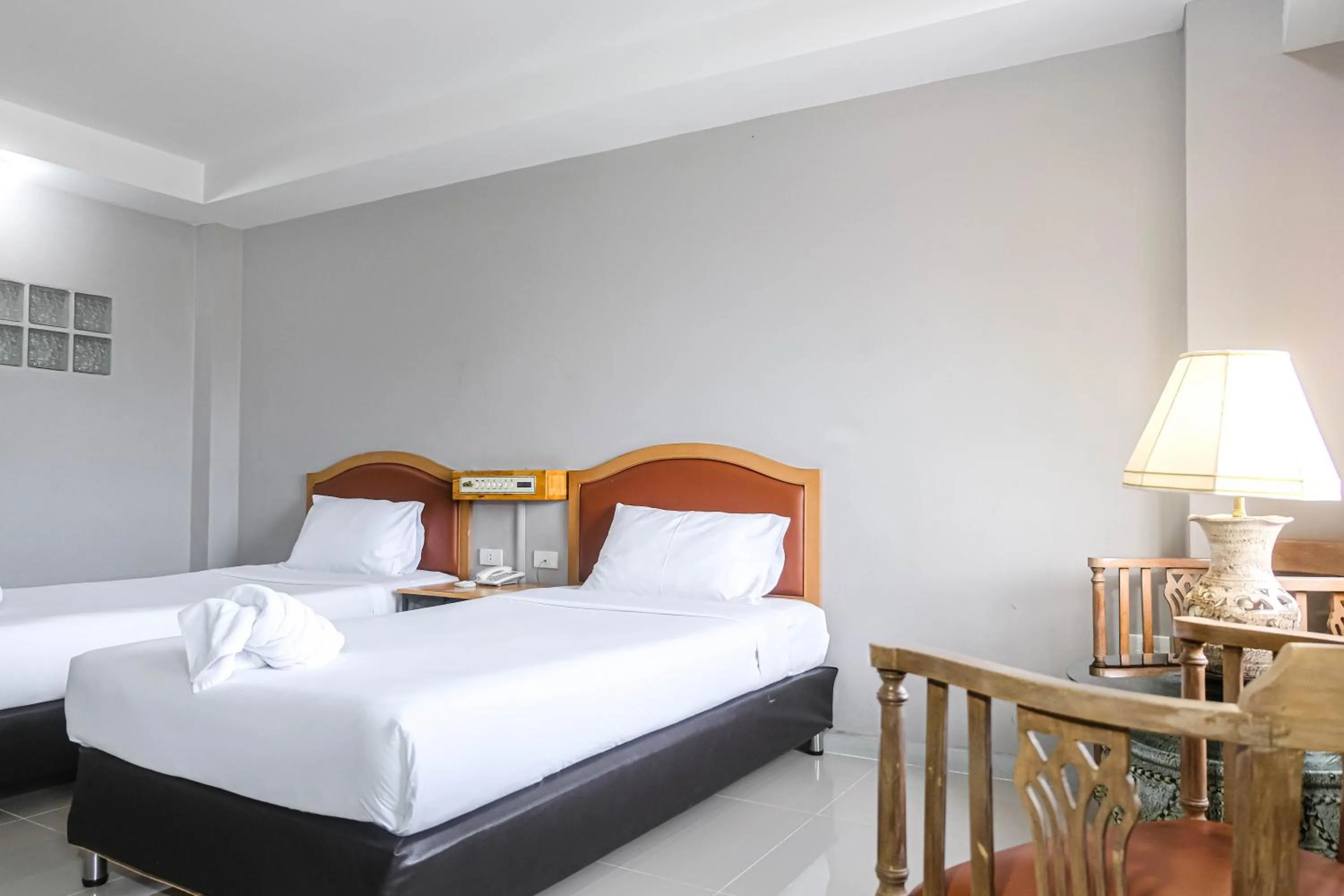 Superior Twin Room in BCP Hotel