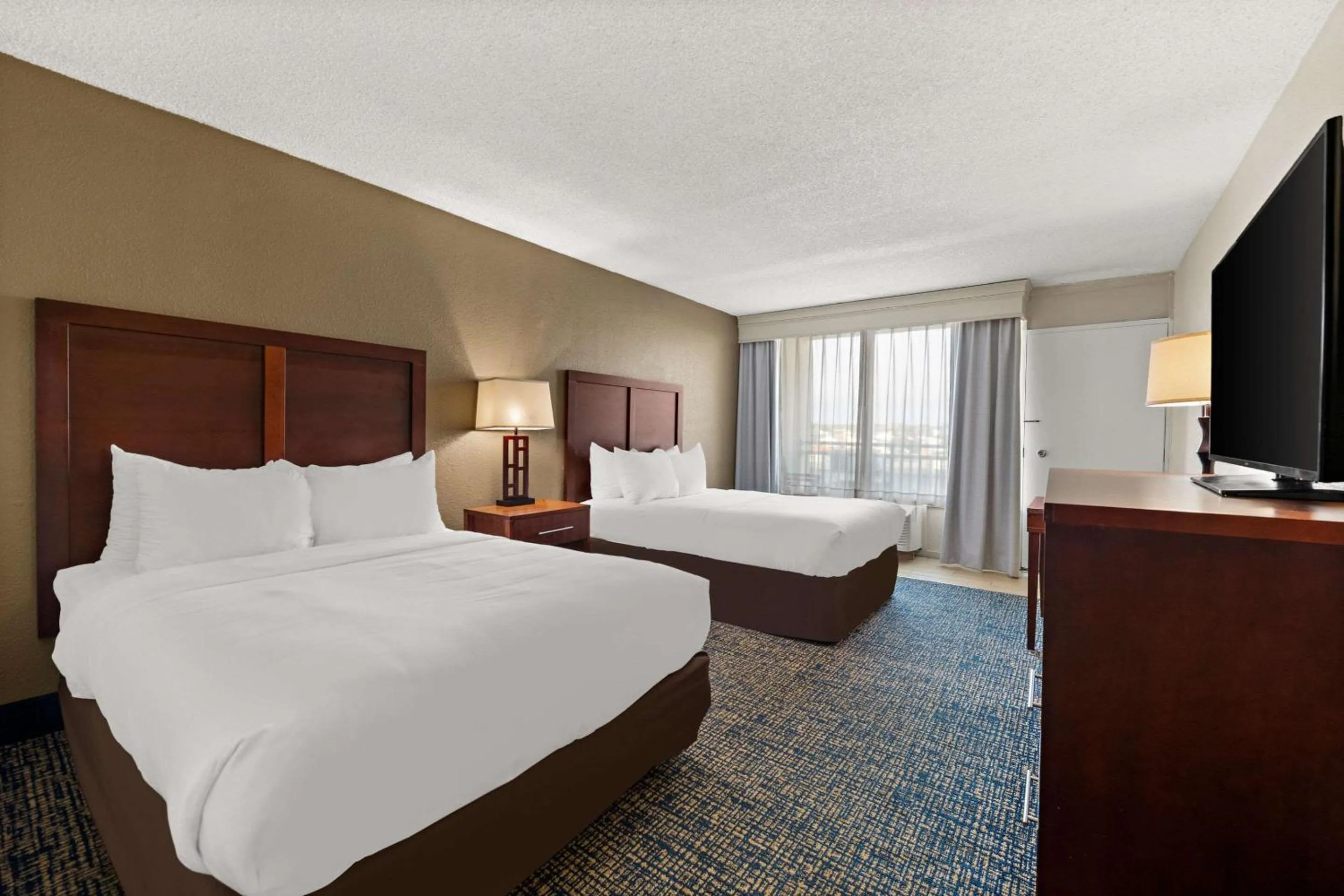 Two Double Beds with Street View in Comfort Inn On the Ocean