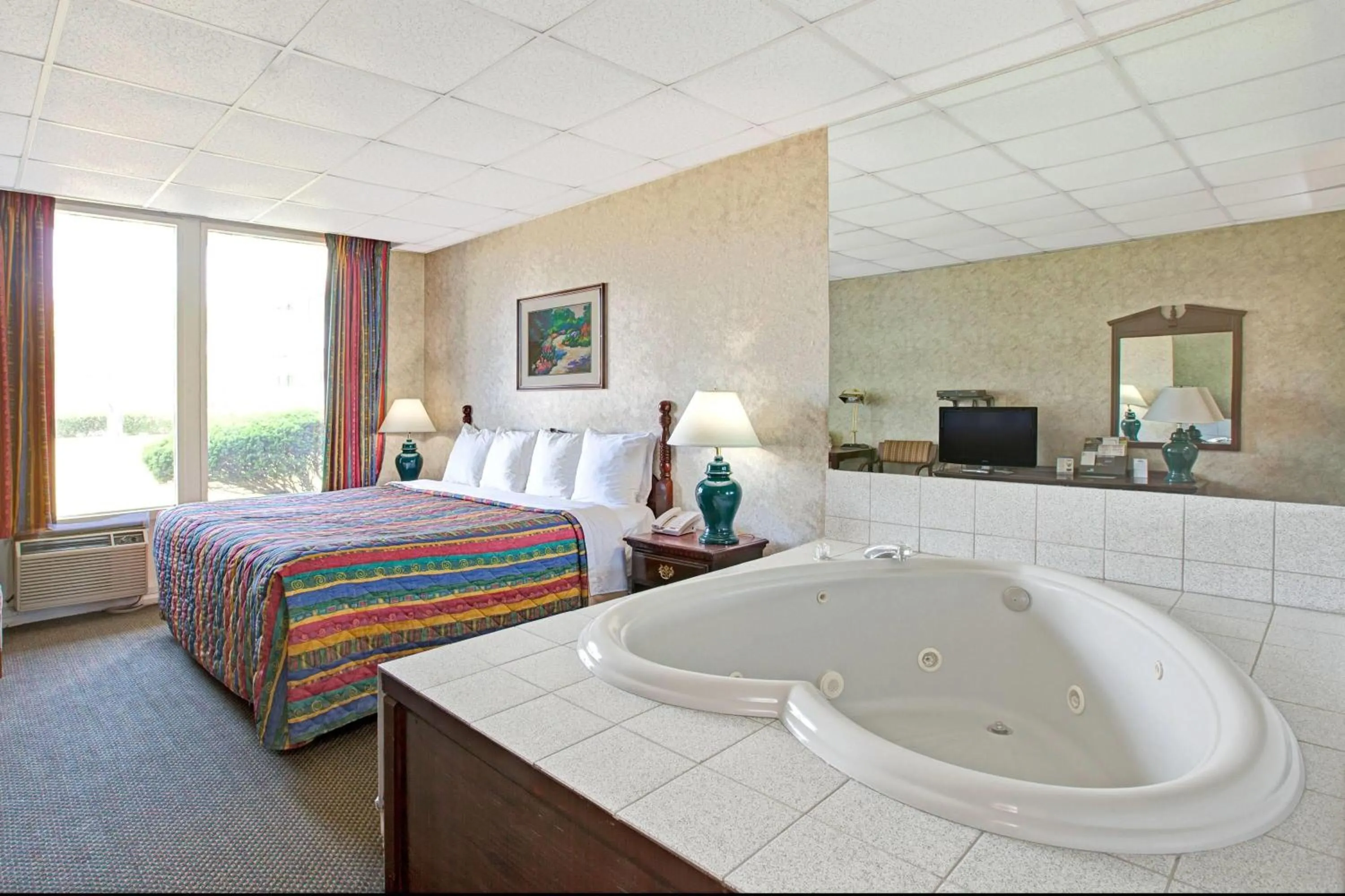 King Suite with Jetted Tub - Exterior Hall/Non-Smoking in Days Inn by Wyndham Parsippany