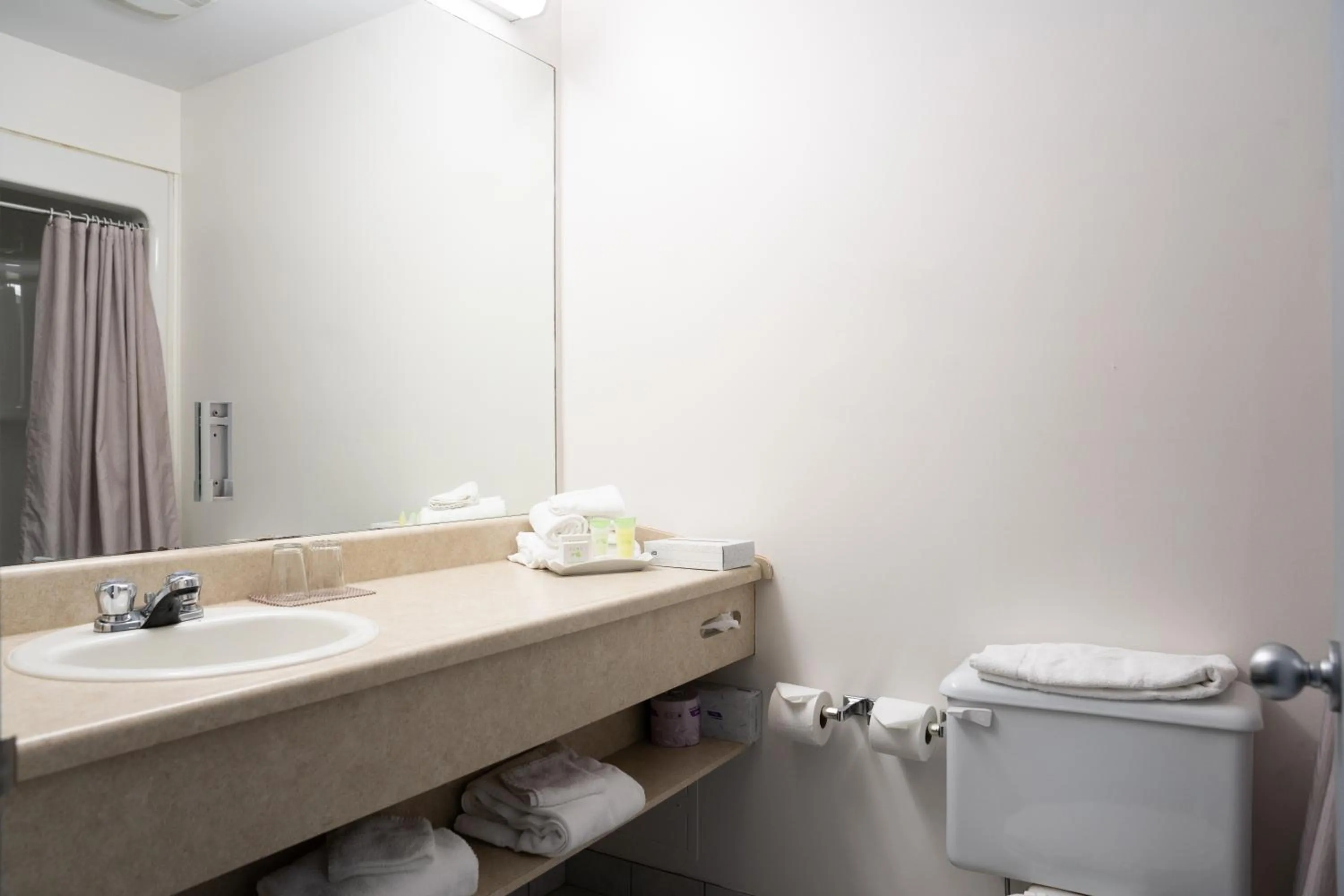 Queen Room with Two Queen Beds in Hôtel Énergie Shawinigan