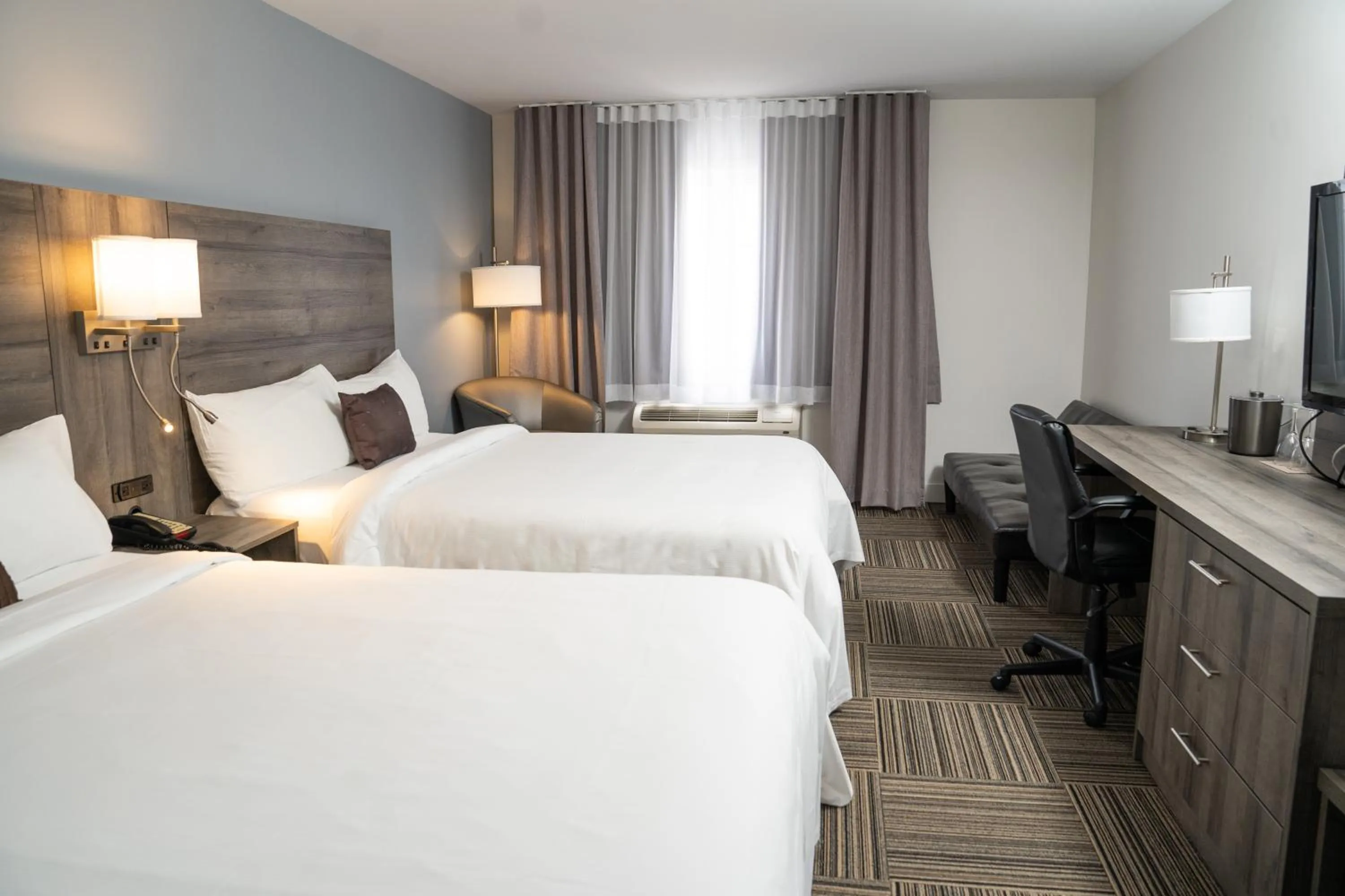 Luxury Quadruple Room in Hôtel Énergie Shawinigan