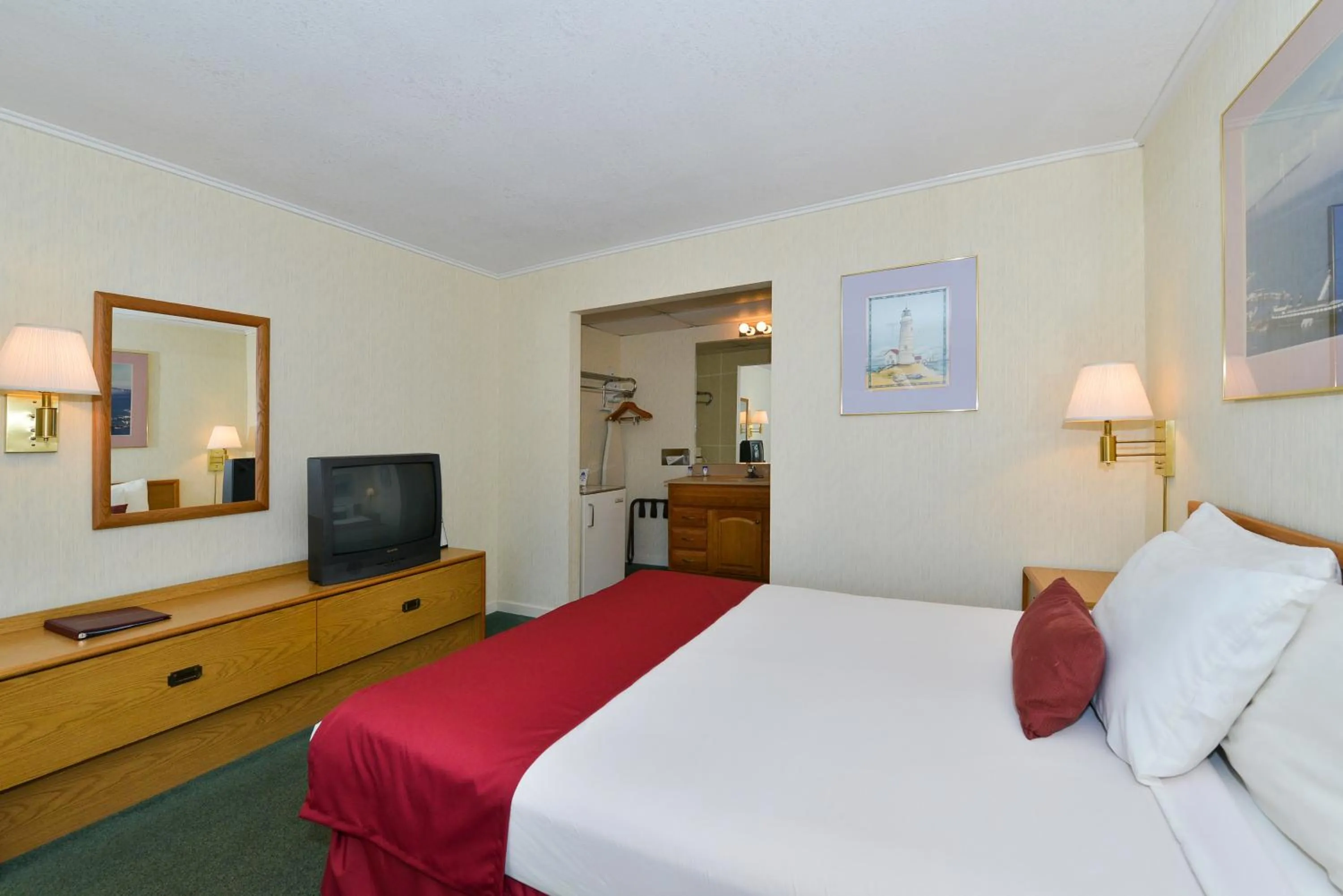Standard Single Queen Room - Non-Smoking  in Americas Best Value Inn Mackinaw City