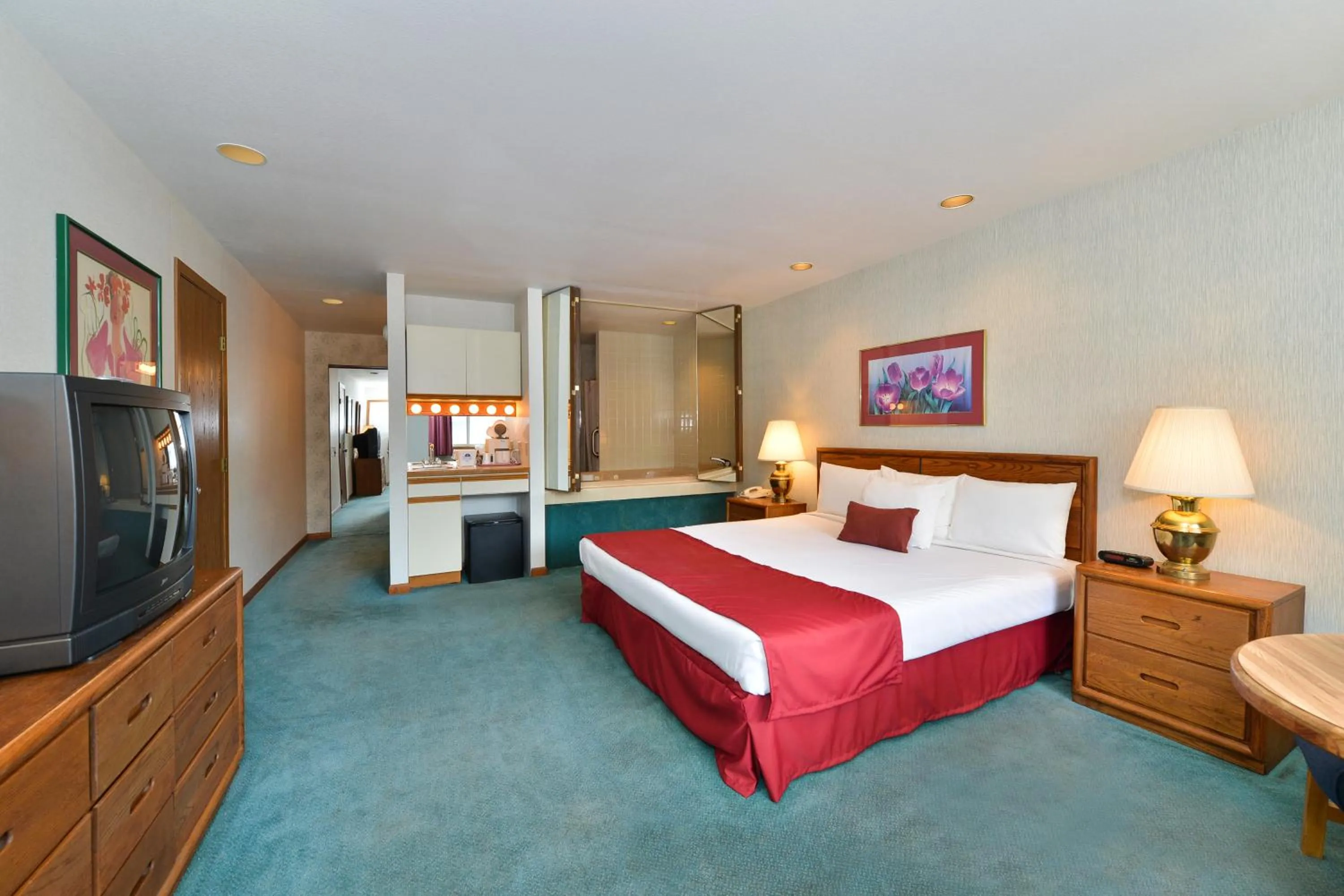 Delux Junior Suite - Non-Smoking - With Jacuzzi in Americas Best Value Inn Mackinaw City