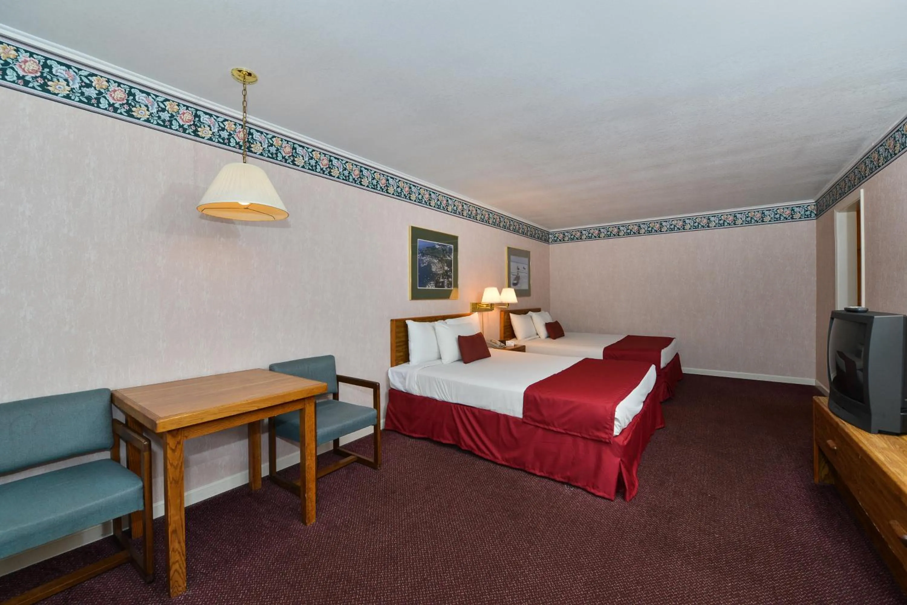 Standard Double Queen Room in Americas Best Value Inn Mackinaw City