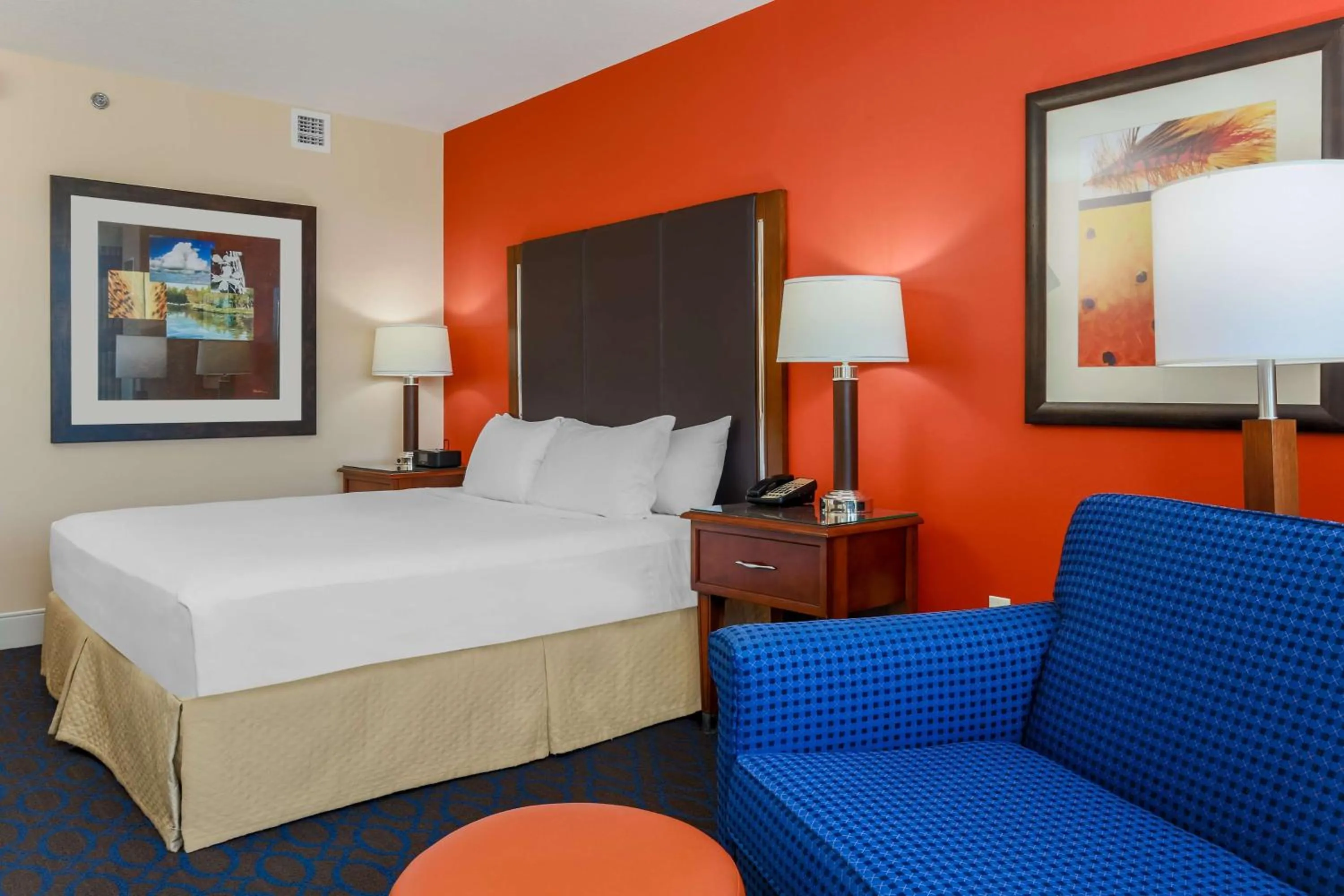 Deluxe King Room with Sofa Bed in Hilton Branson Convention Center