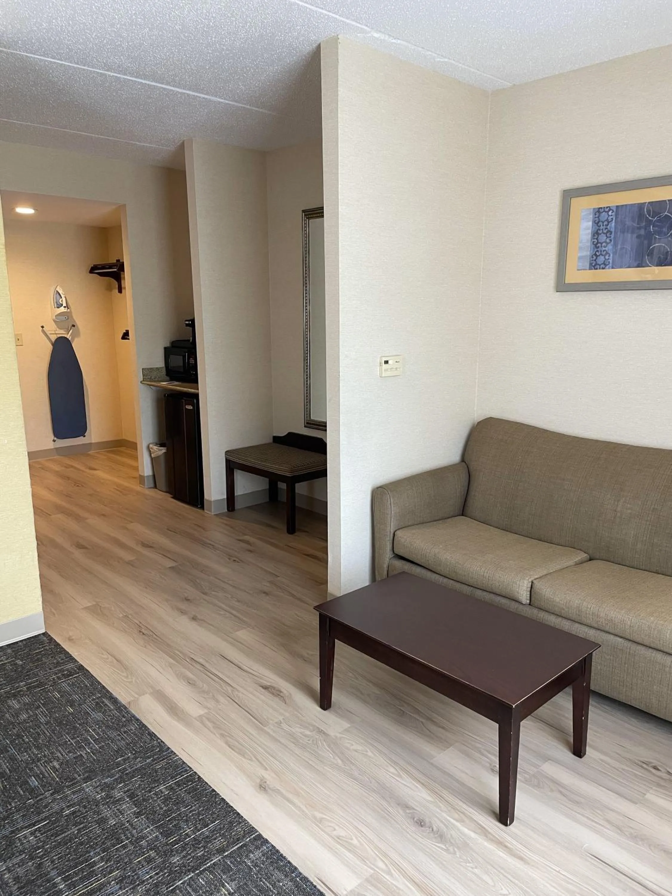 Queen Suite with Two Queen Beds and Sofa Bed - Disability Access/Non-Smoking in Cicero Grand - Syracuse North