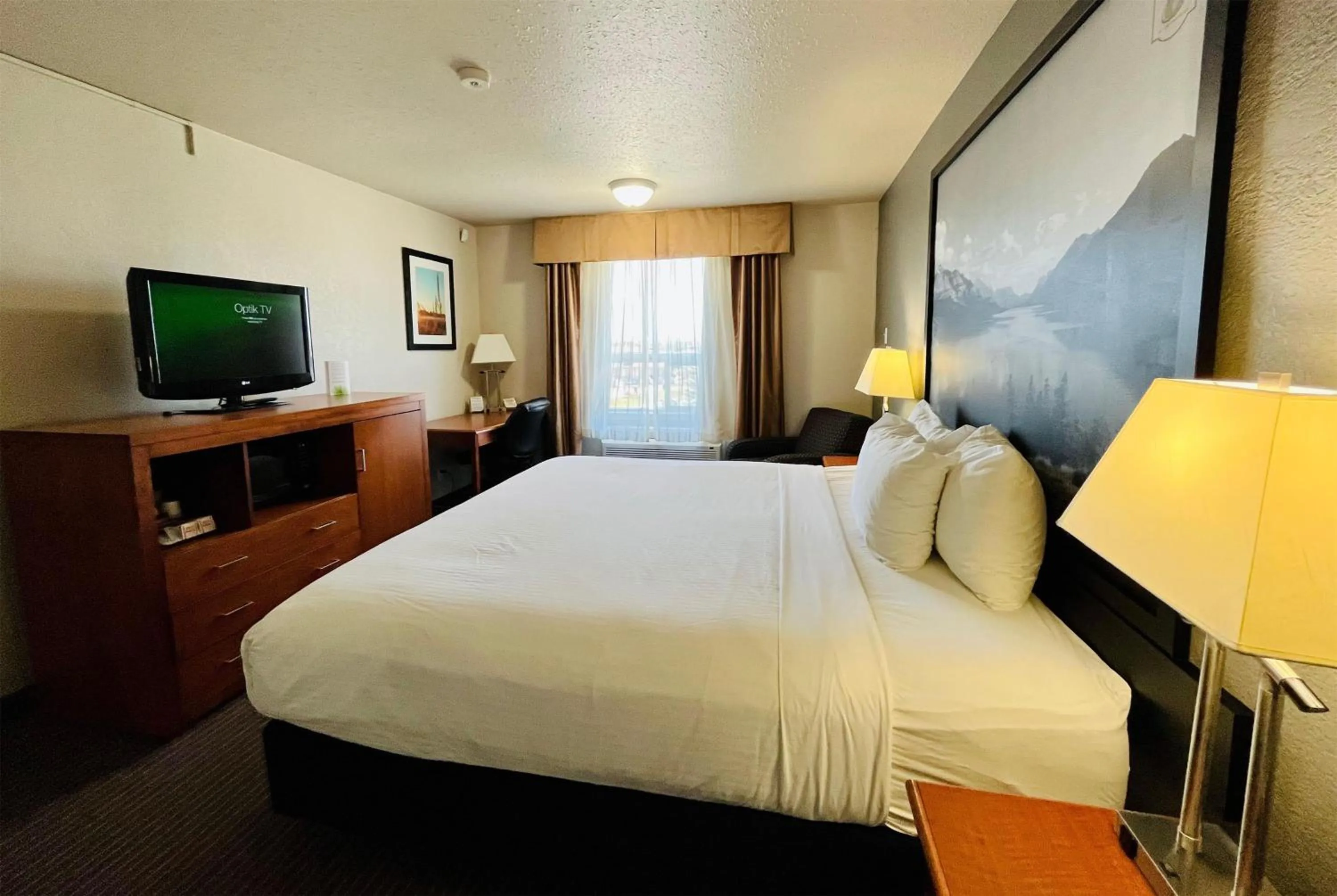 King Room with Tub with Grab Bars - Mobility and Hearing Access/Non-Smoking in Super 8 by Wyndham Grande Prairie