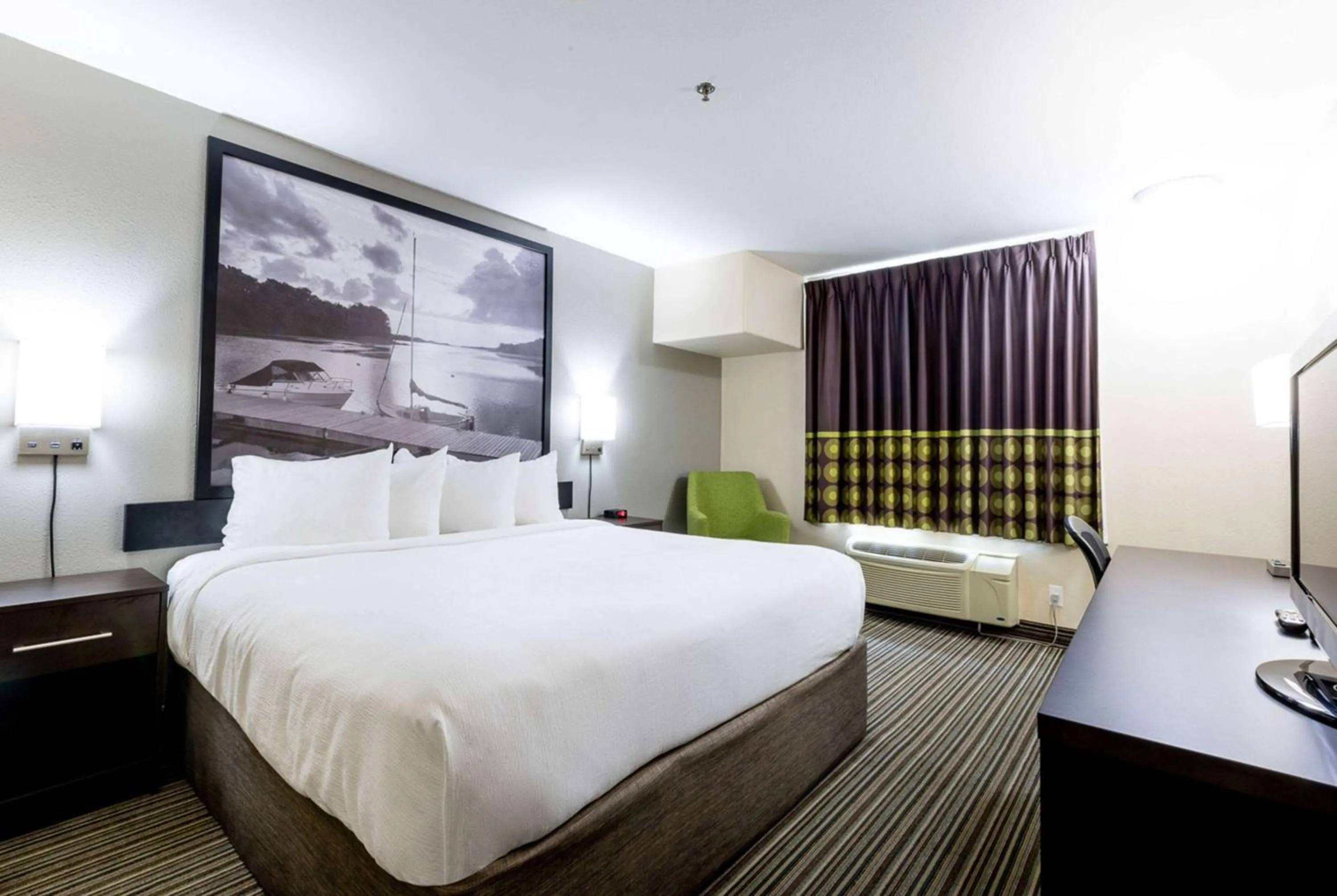 Queen Room - Mobility Access/Non-Smoking in Super 8 by Wyndham Truro NS