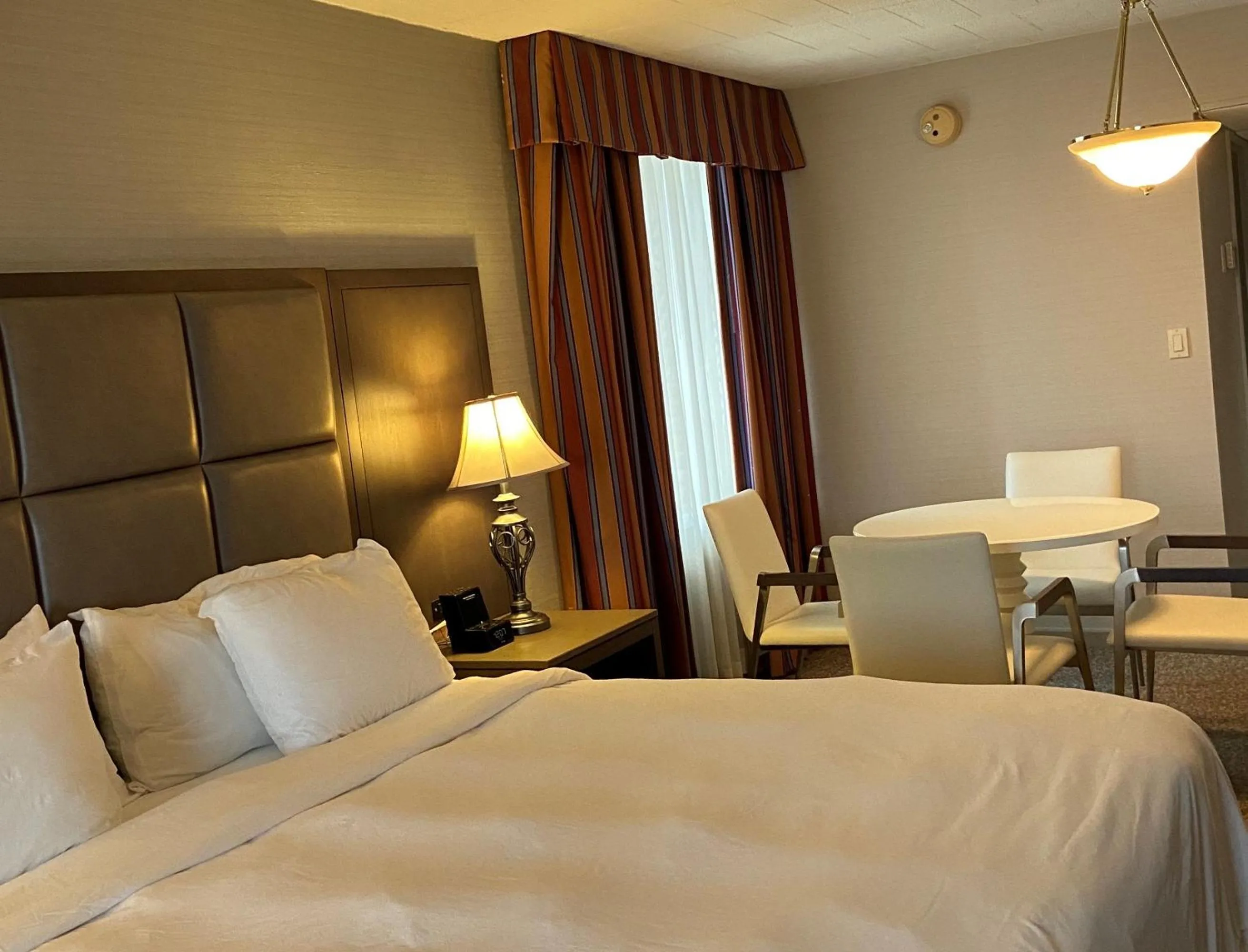 King Suite/ Sitting Area - Non Smoking in Radisson Hotel Hauppauge-Long Island