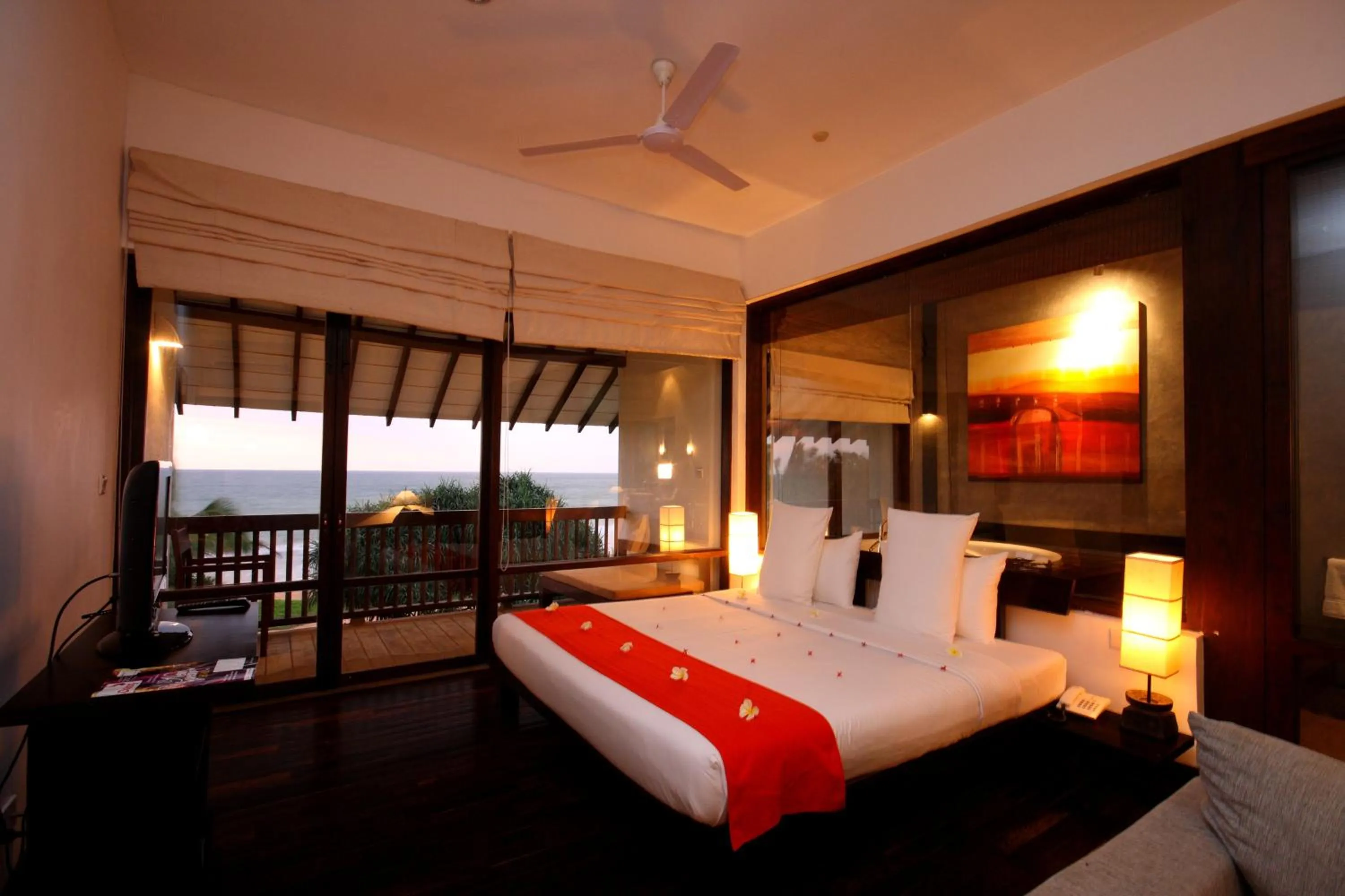 Deluxe Double Room with Ocean View and Balcony in Temple Tree Resort & Spa
