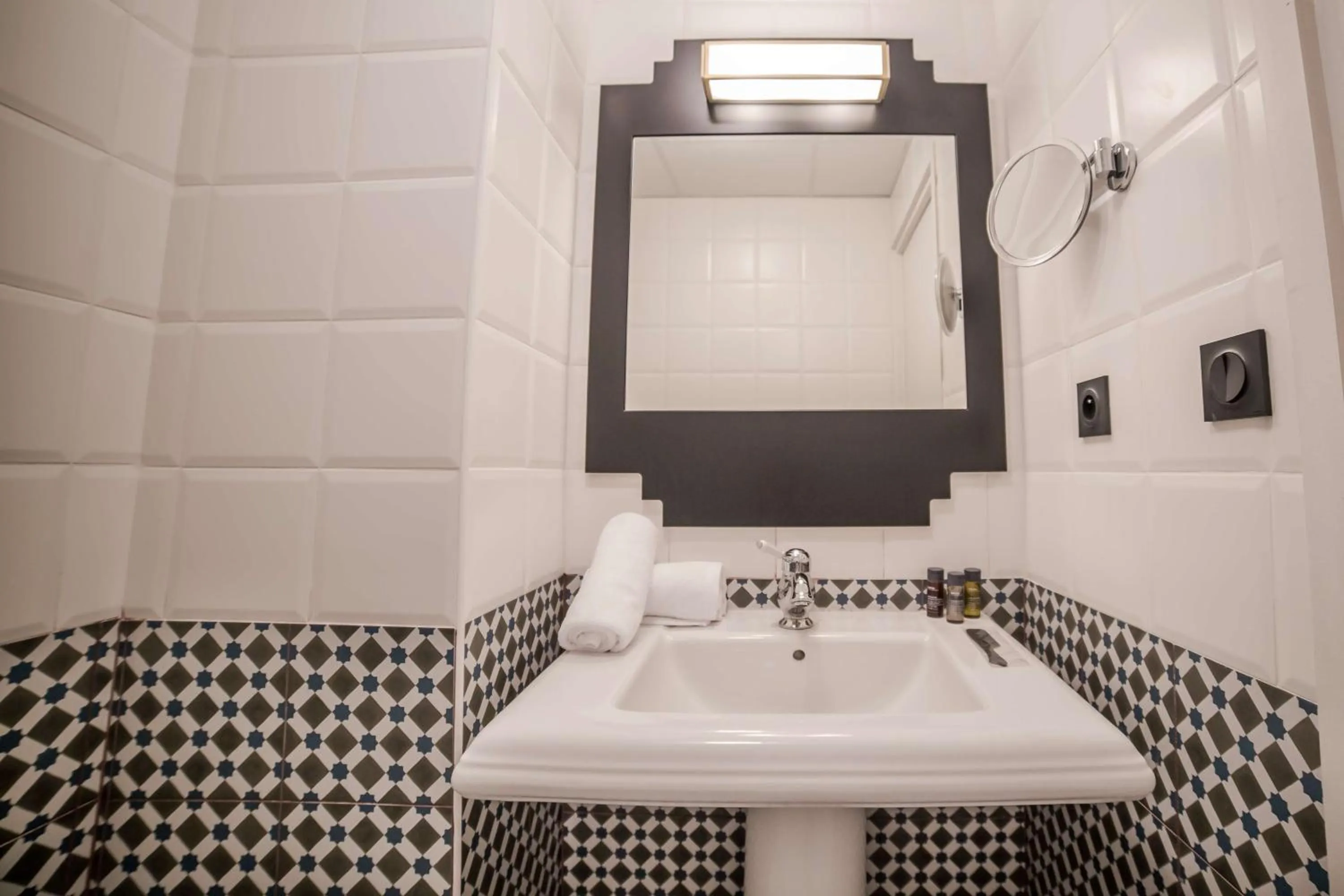 Classic Queen Room - Non-Smoking in Best Western Hôtel Journel Antibes Juan-les-Pins