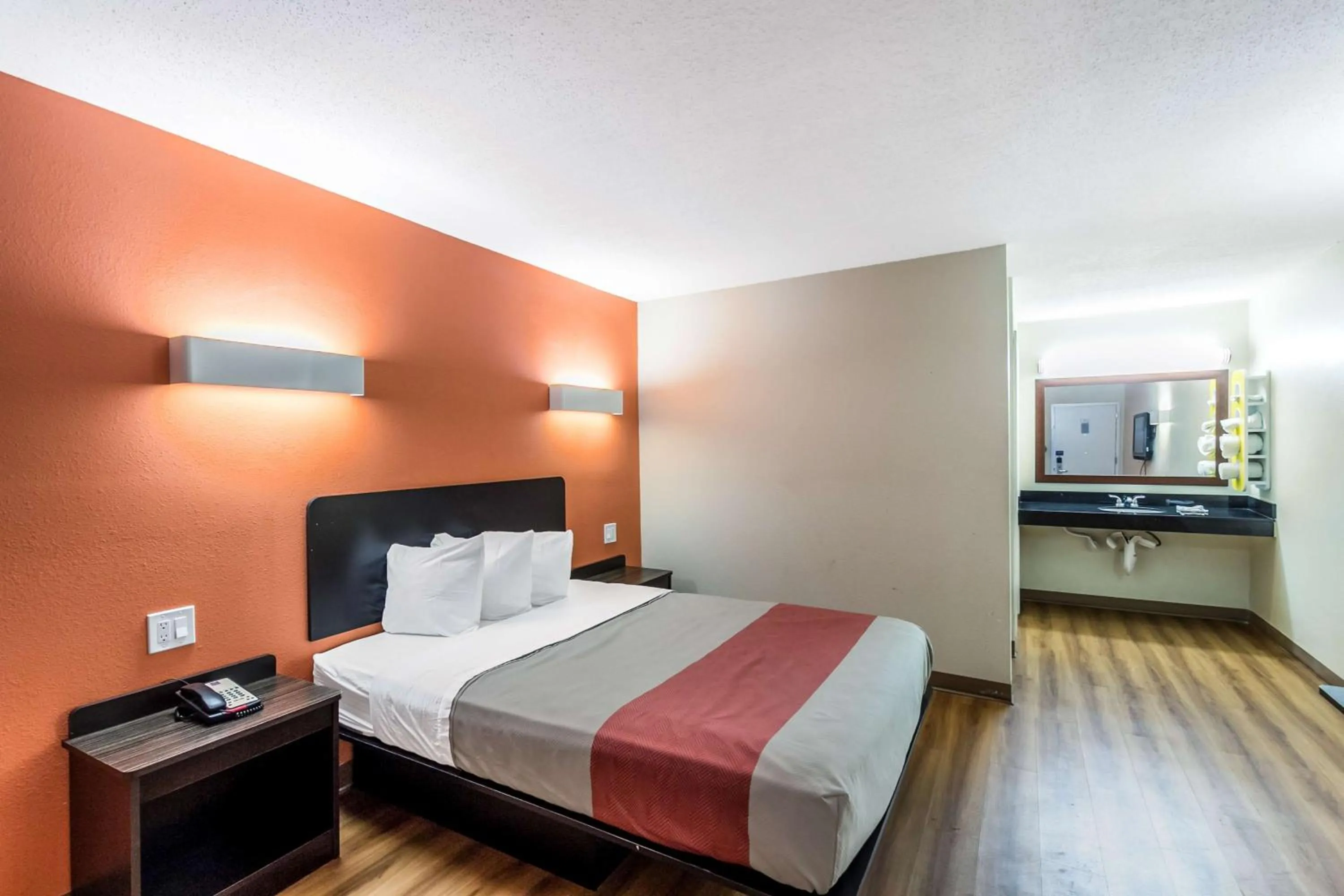 King Room - Non-Smoking in Motel 6 New Brunswick