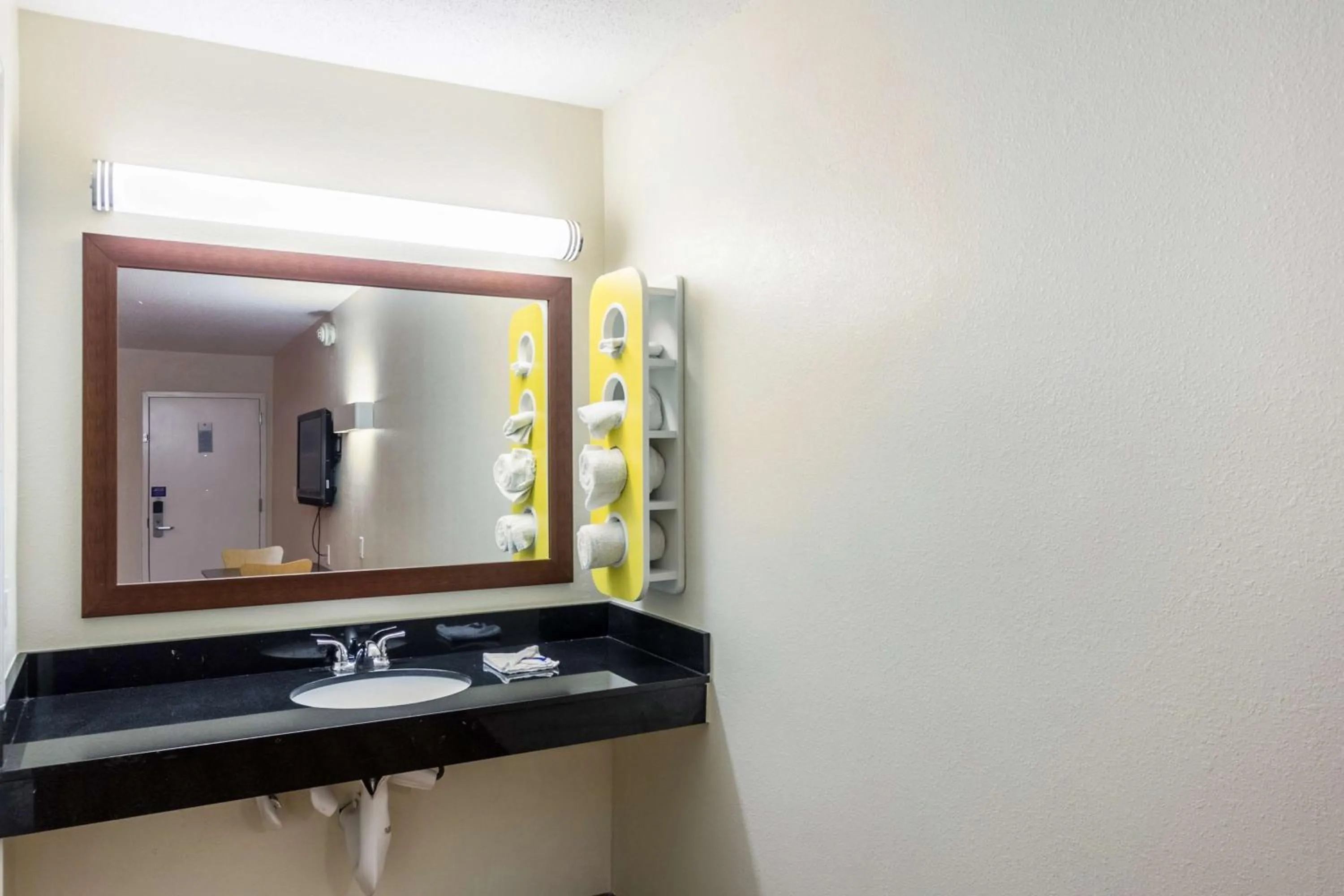 Queen Room - Disability Access - Smoking in Motel 6 New Brunswick