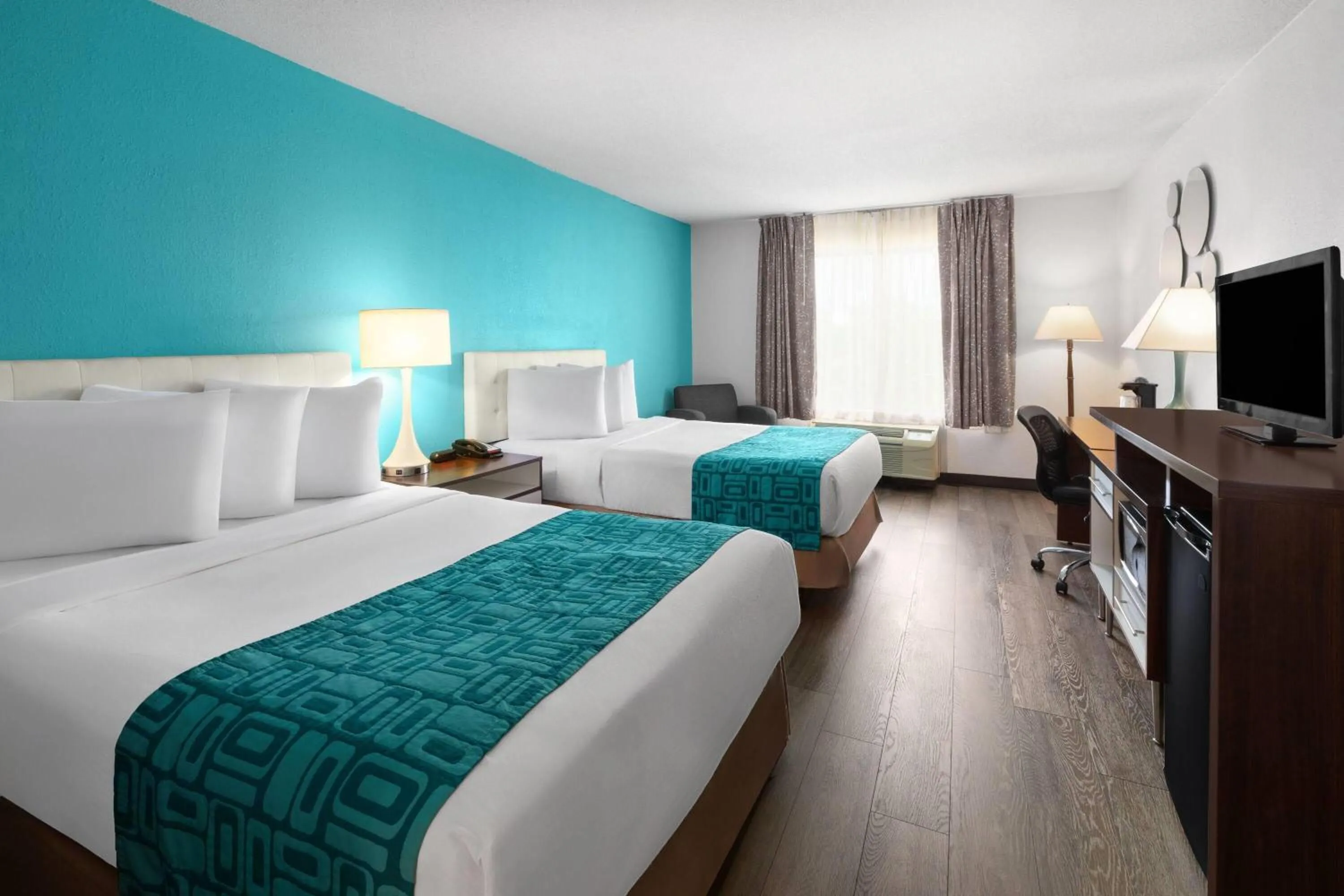 Deluxe Business Double Room with Two Double Beds - Non-Smoking  in Howard Johnson by Wyndham Romulus Detroit Metro Airport