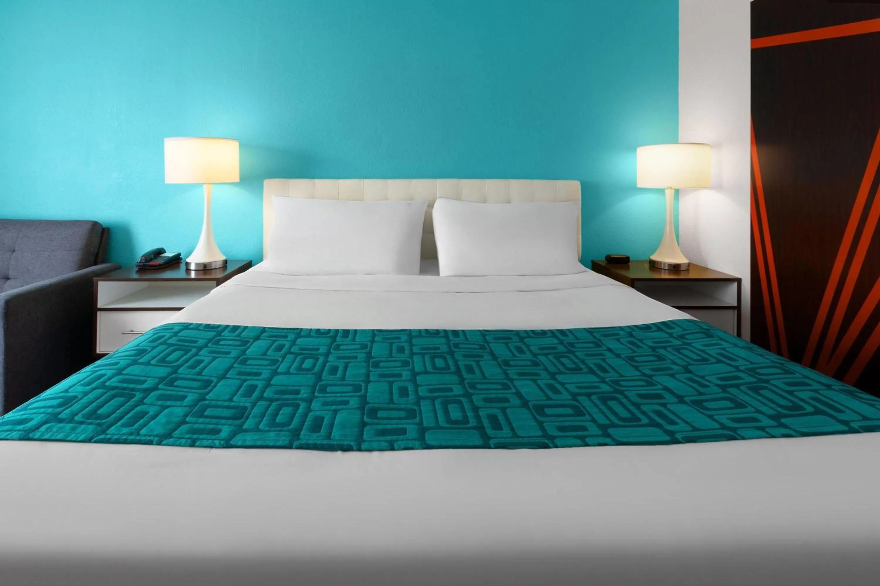 Business King Room - Non-Smoking in Howard Johnson by Wyndham Romulus Detroit Metro Airport