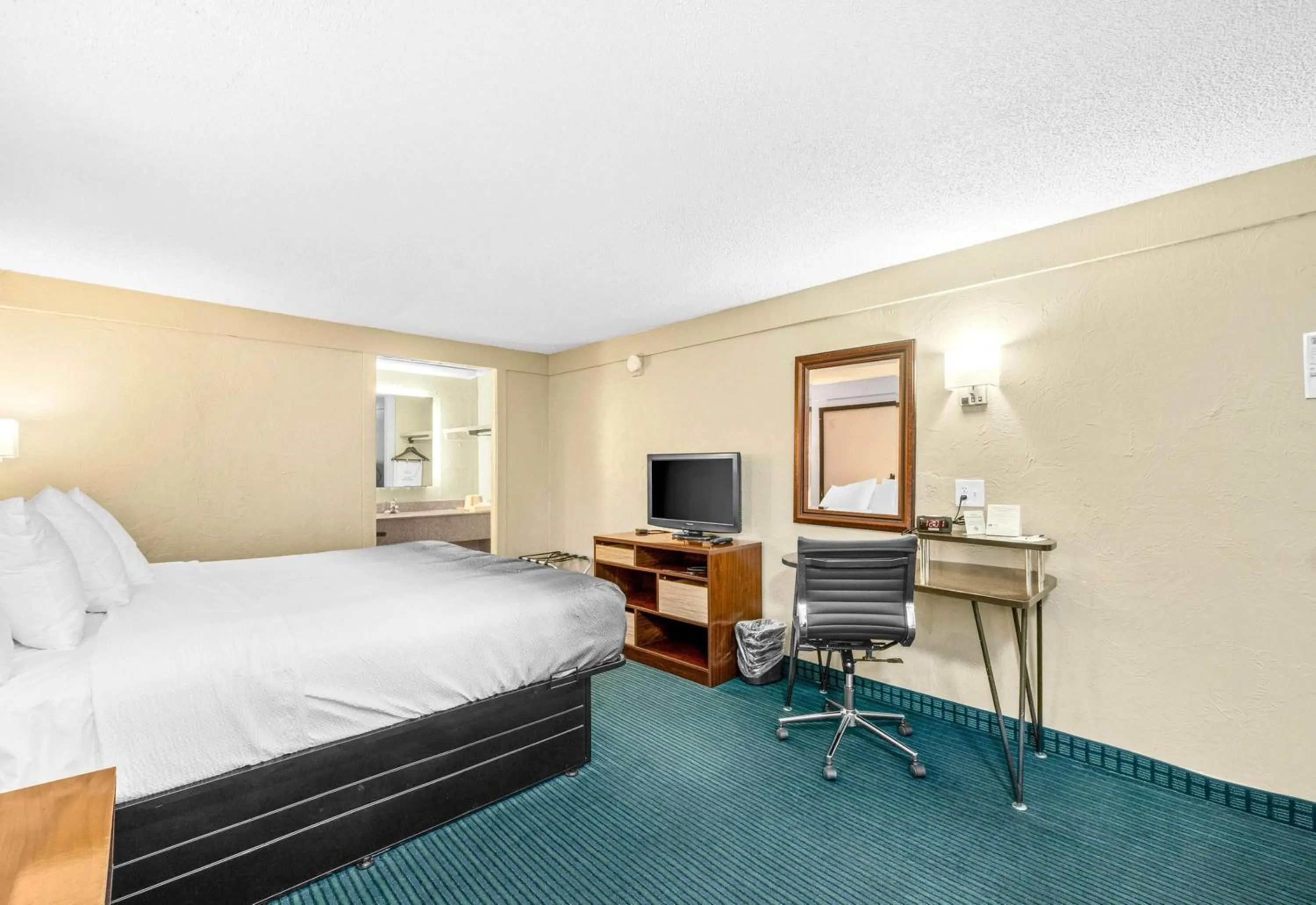 King Room - Smoking  in Super 8 by Wyndham Lantana West Palm Beach