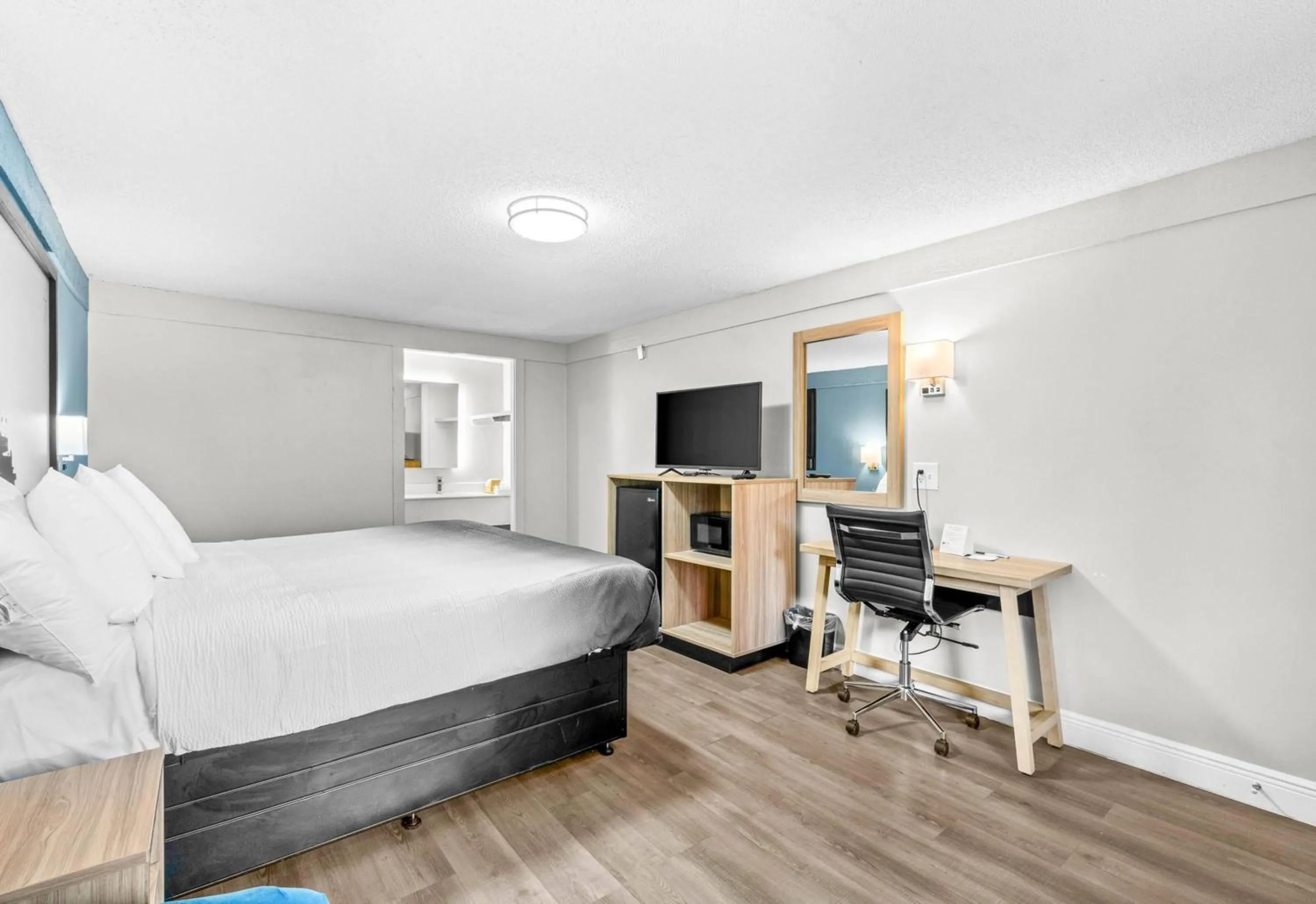 Deluxe King Room - Non-Smoking in Super 8 by Wyndham Lantana West Palm Beach