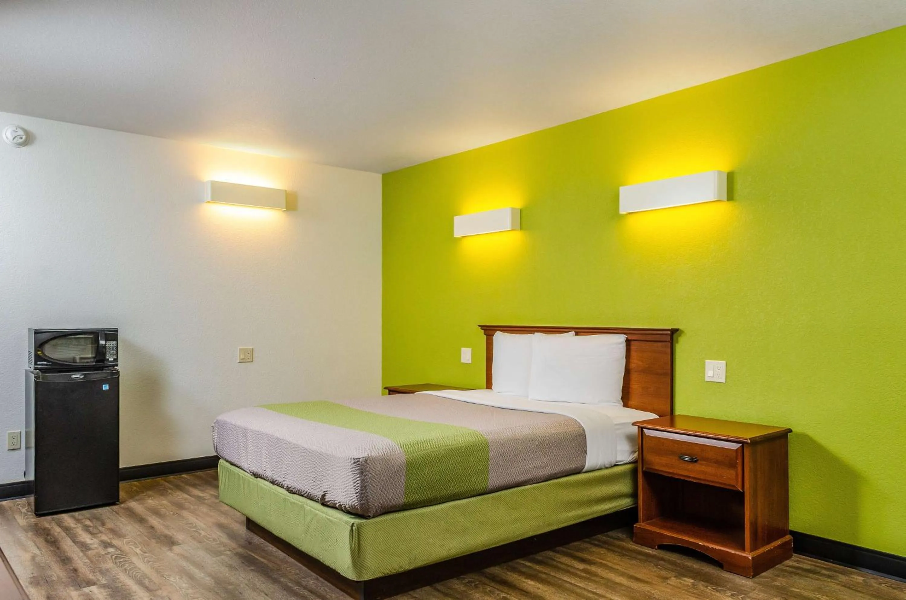 Deluxe King Room - Non-Smoking in Motel 6 Oakdale, Ca