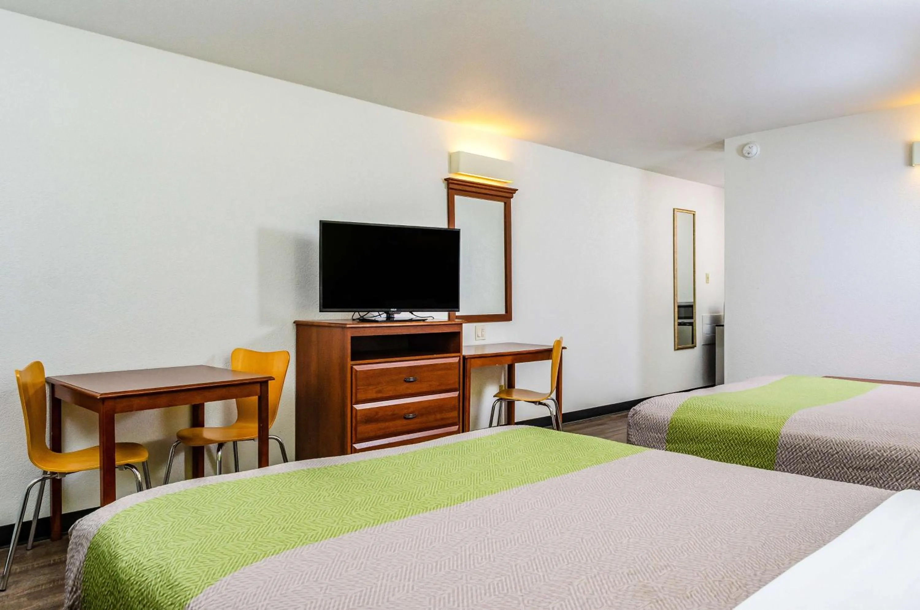 Deluxe Queen Room with Two Queen Beds - Non-Smoking in Motel 6 Oakdale, Ca