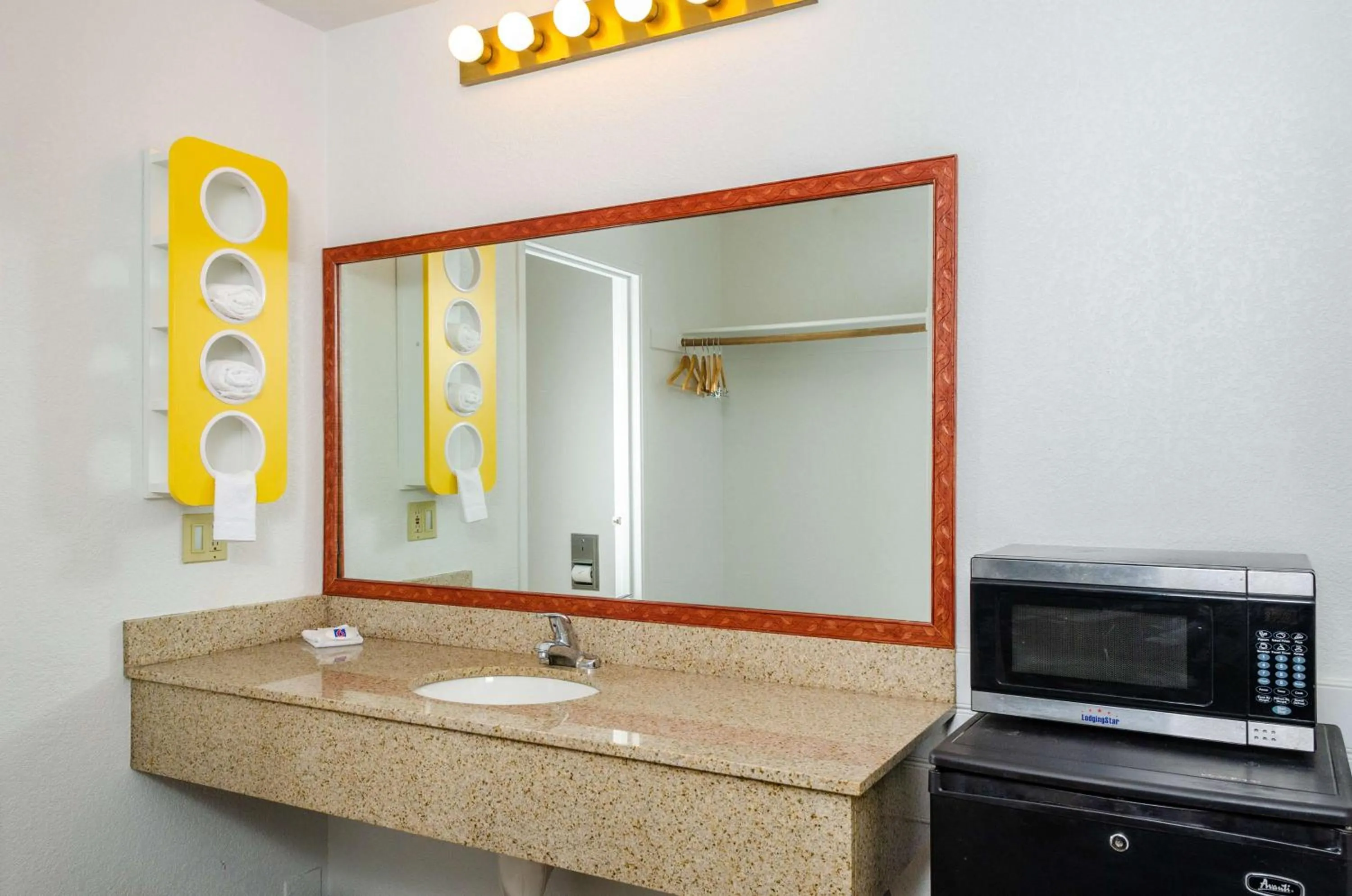 Deluxe King Room - Smoking in Motel 6 Oakdale, Ca