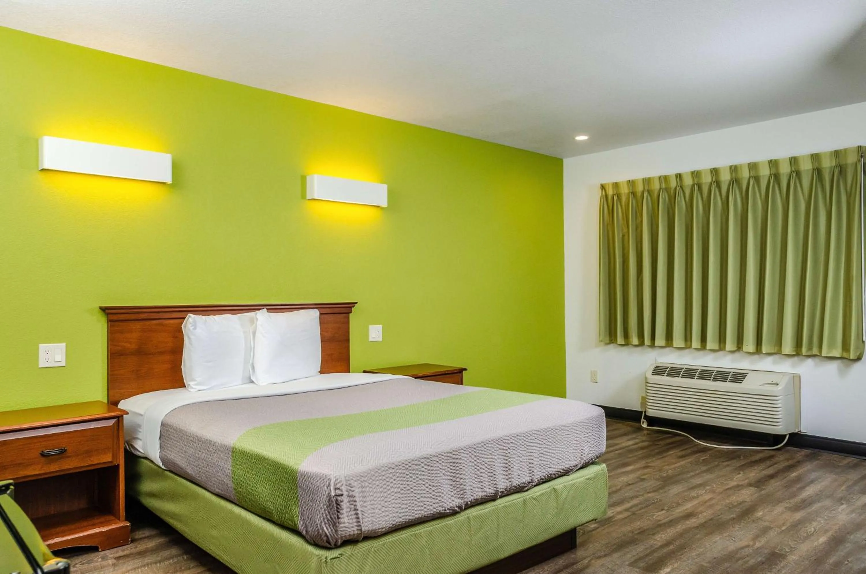 Queen Room - Disability Access - Non-Smoking in Motel 6 Oakdale, Ca