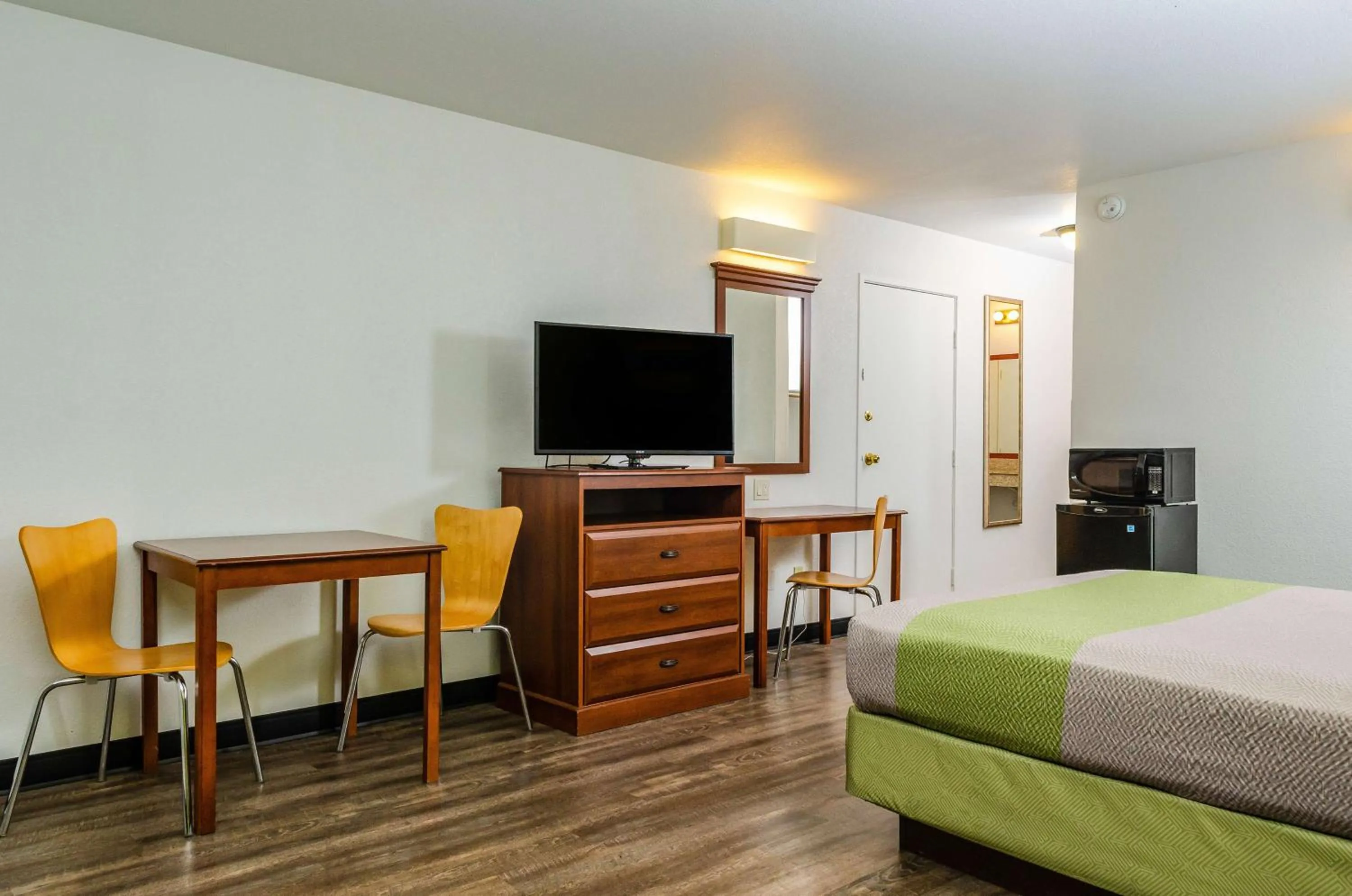 Queen Room with Two Queen Beds - Smoking in Motel 6 Oakdale, Ca