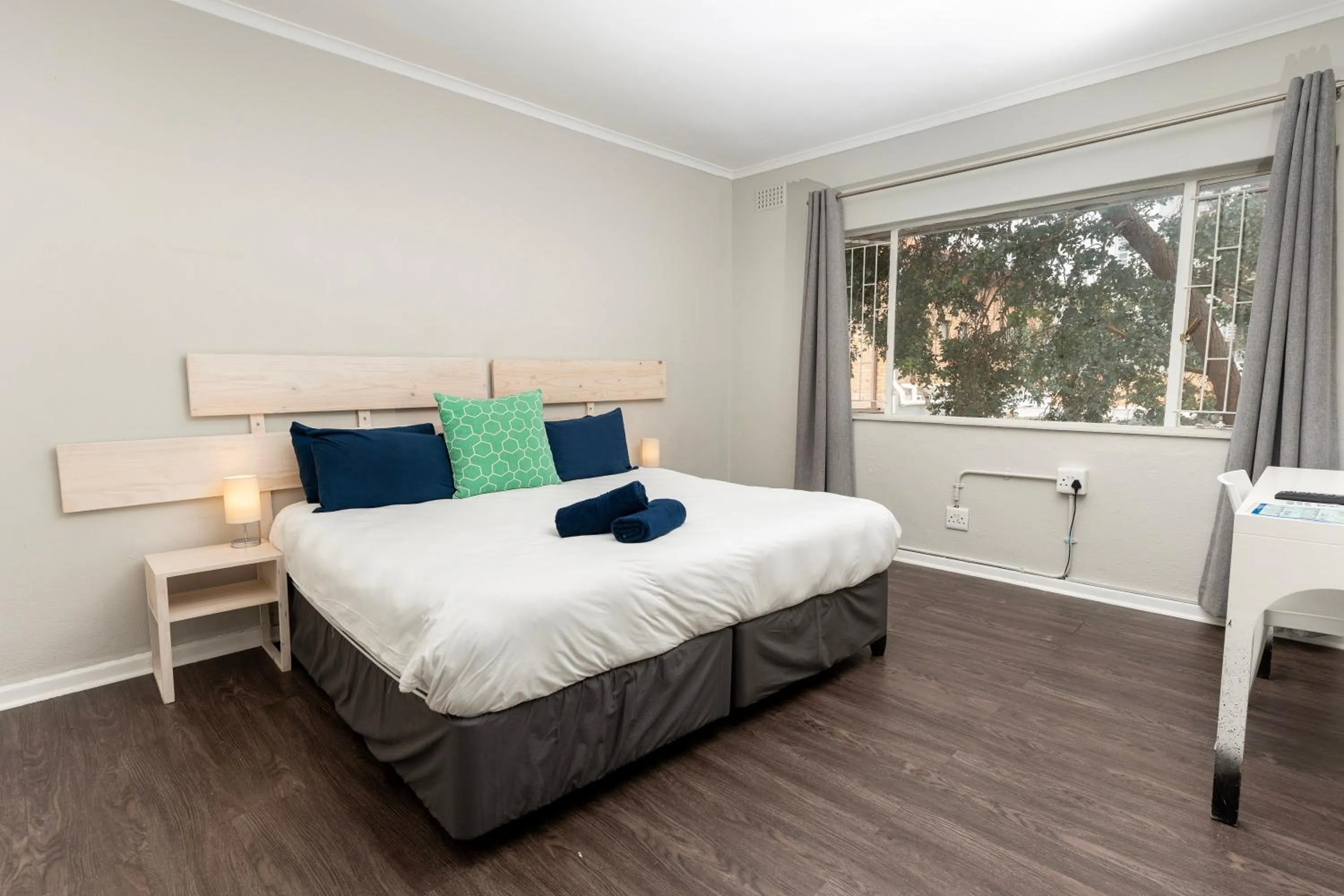 Queen Room with Shared Bathroom in MoTown by Mojo