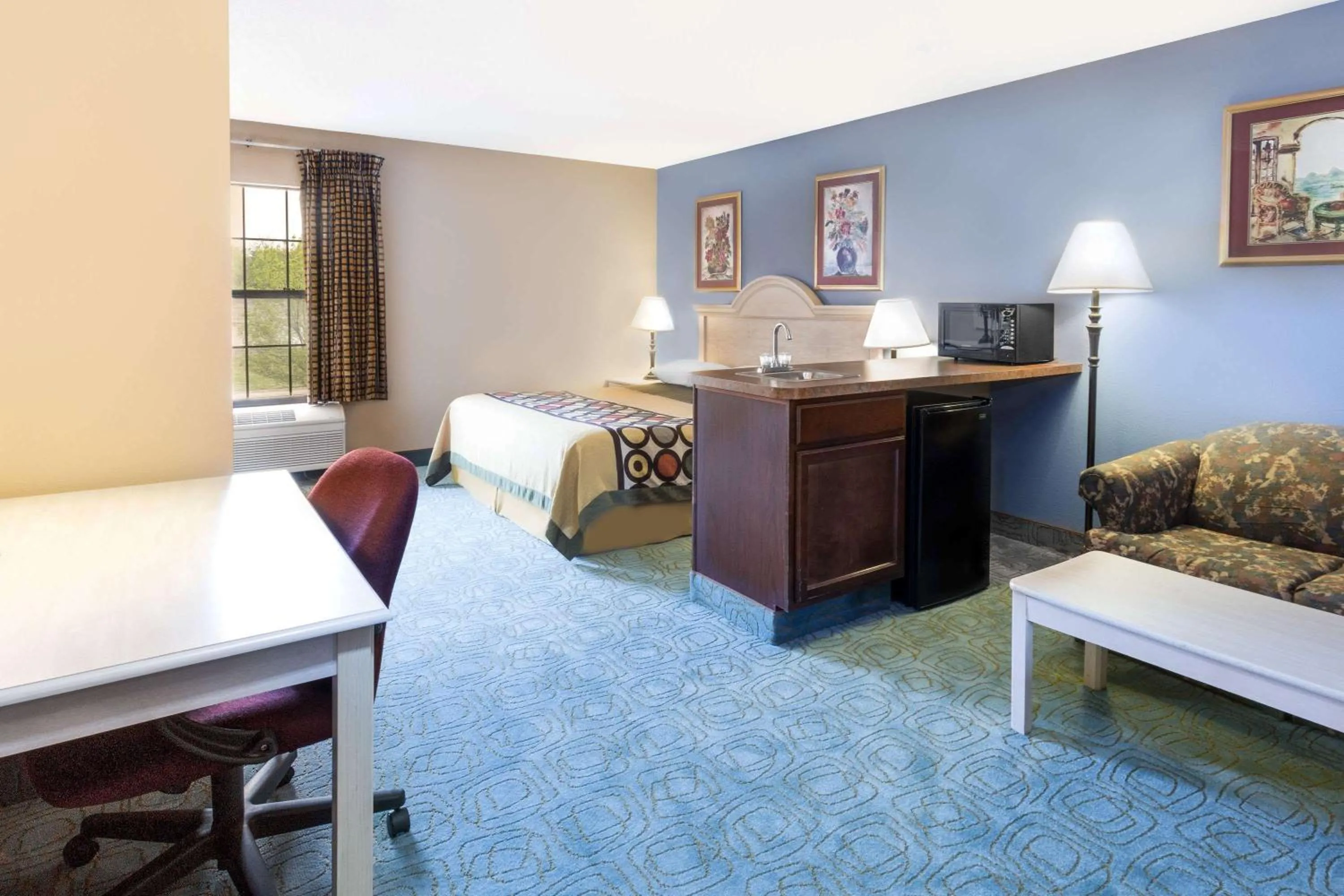 Deluxe King Studio Suite - Non-Smoking in Super 8 by Wyndham Freeport