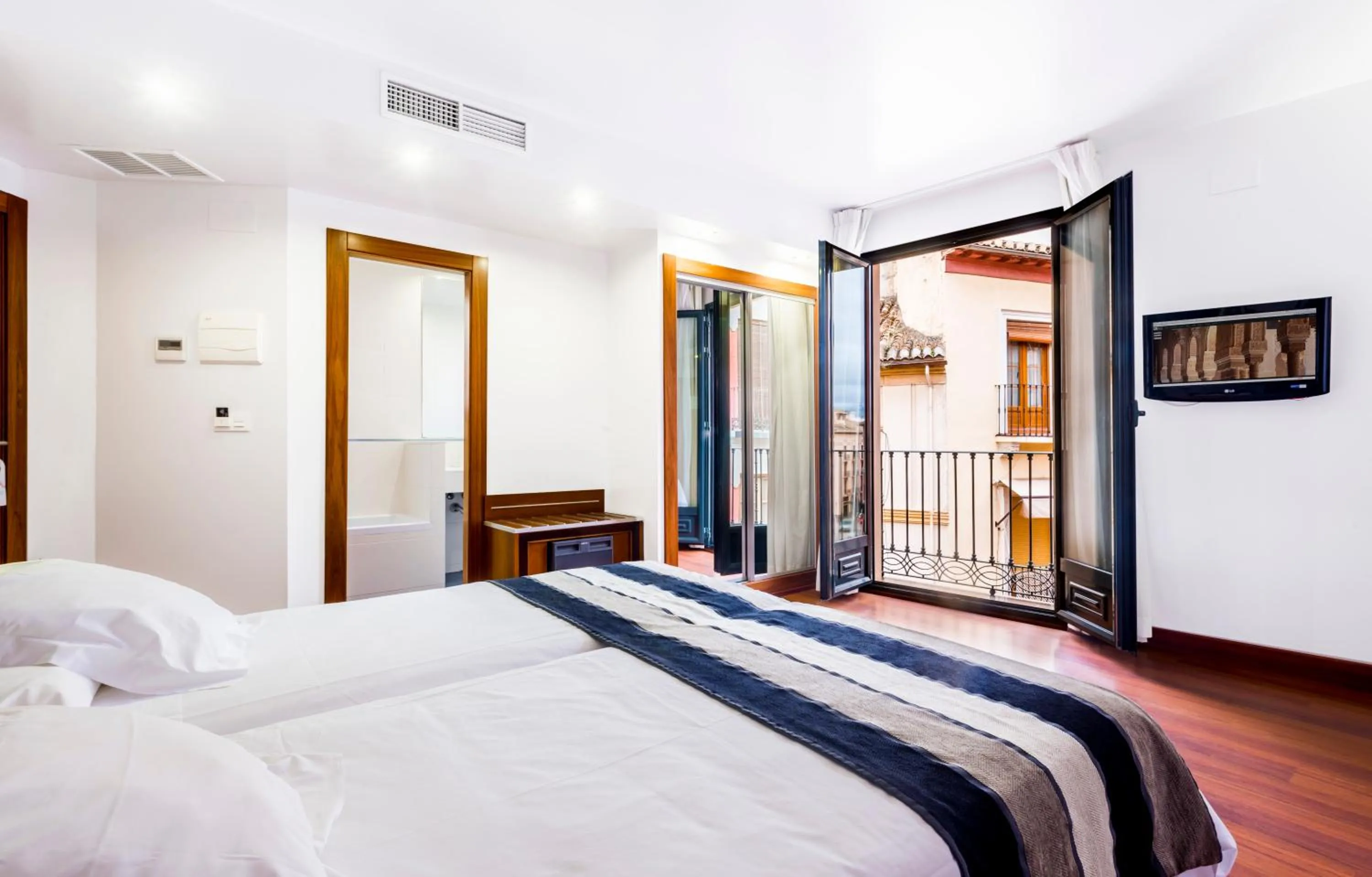 Triple Room in Monjas del Carmen Hotel