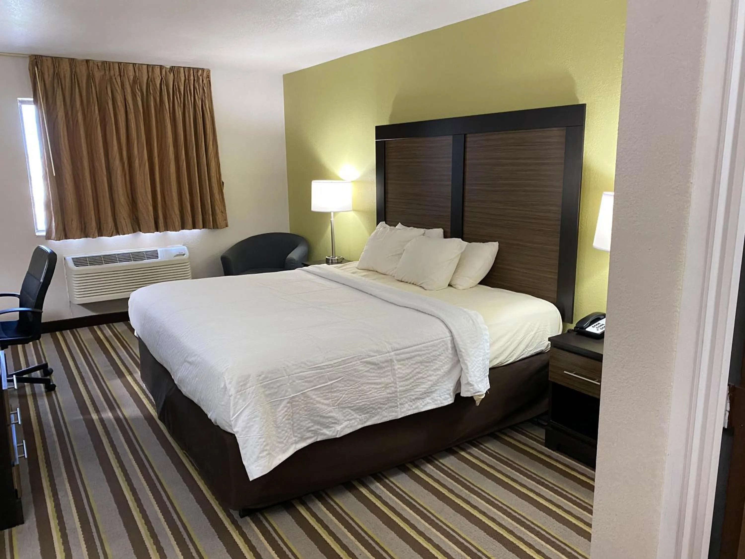 King Room - Disability Access - Non-Smoking in Motel 6 Lancaster