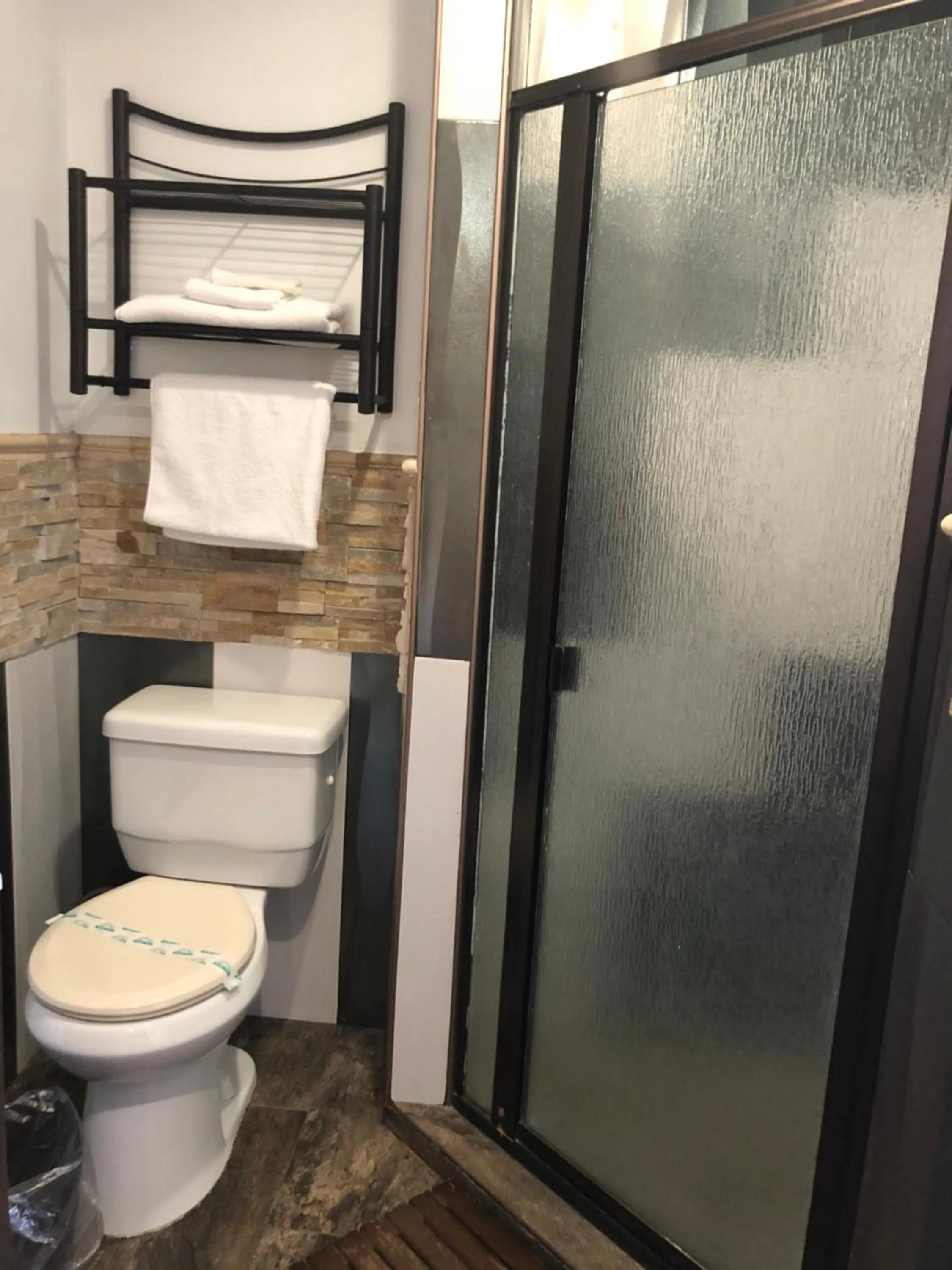 Queen Suite with Spa Bath in Dunes Motel - Bend