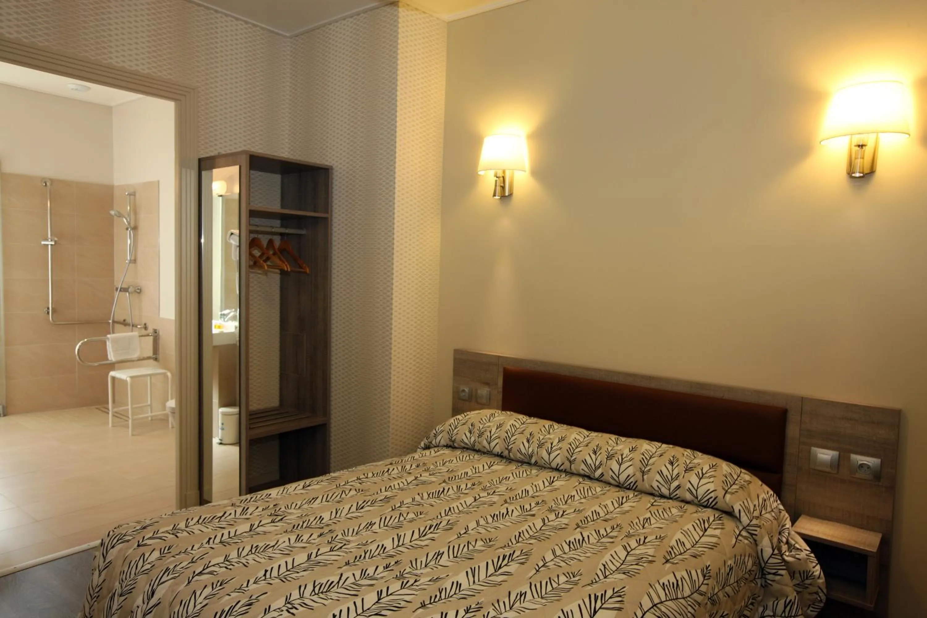 Double Room - Disability Access in Hôtel Sunny