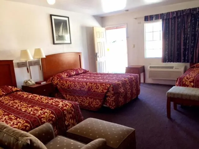 Deluxe Triple Room in Maple Inn and Suites Los Banos