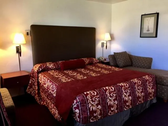 Deluxe King Room in Maple Inn and Suites Los Banos