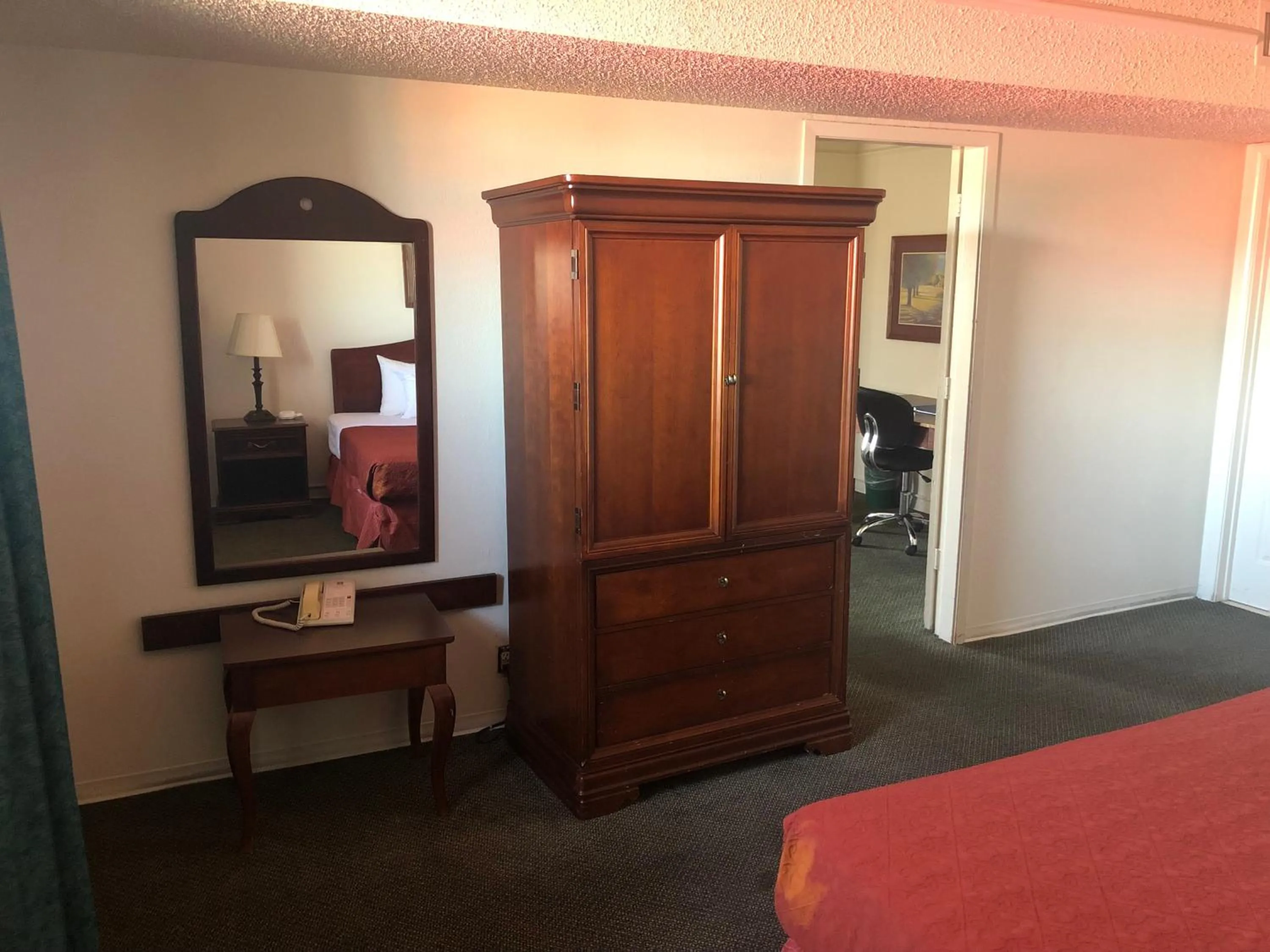 1 King Bed Accessible Non-Smoking in Americas Best Value Inn Denver